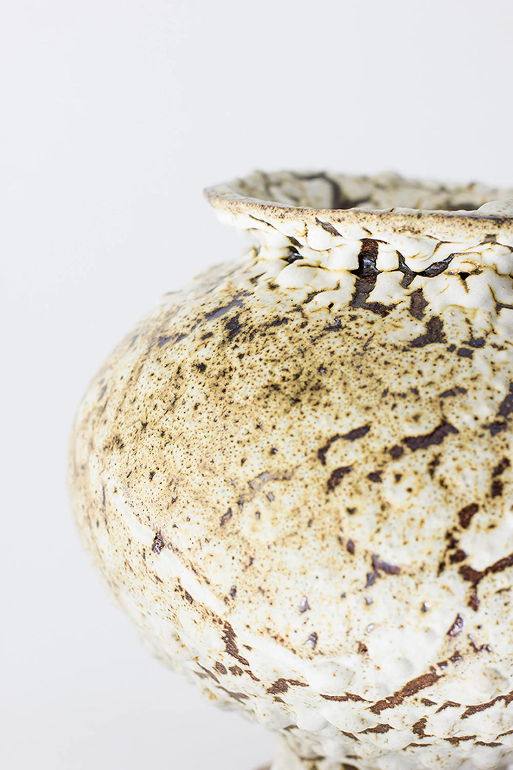 Canoa Lab Stamnos Limonita Vase, a close-up showing the upper body and rim, emphasizing the unique crackled white and brown glaze. The rustic texture and artisanal craftsmanship are clearly visible, presented on a clean white background.