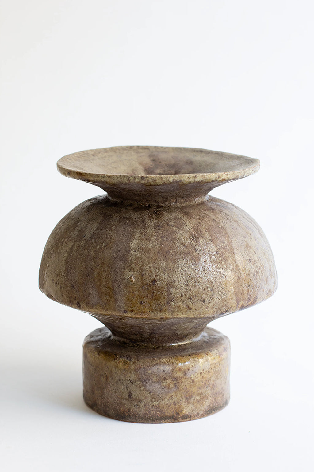 Canoa Lab Psycter Búfalo Vase, a full view of the unique, modern ceramic vase with a two-tiered, mushroom-like silhouette, featuring a rich, earthy brown and green textured glaze, standing on a white background.
