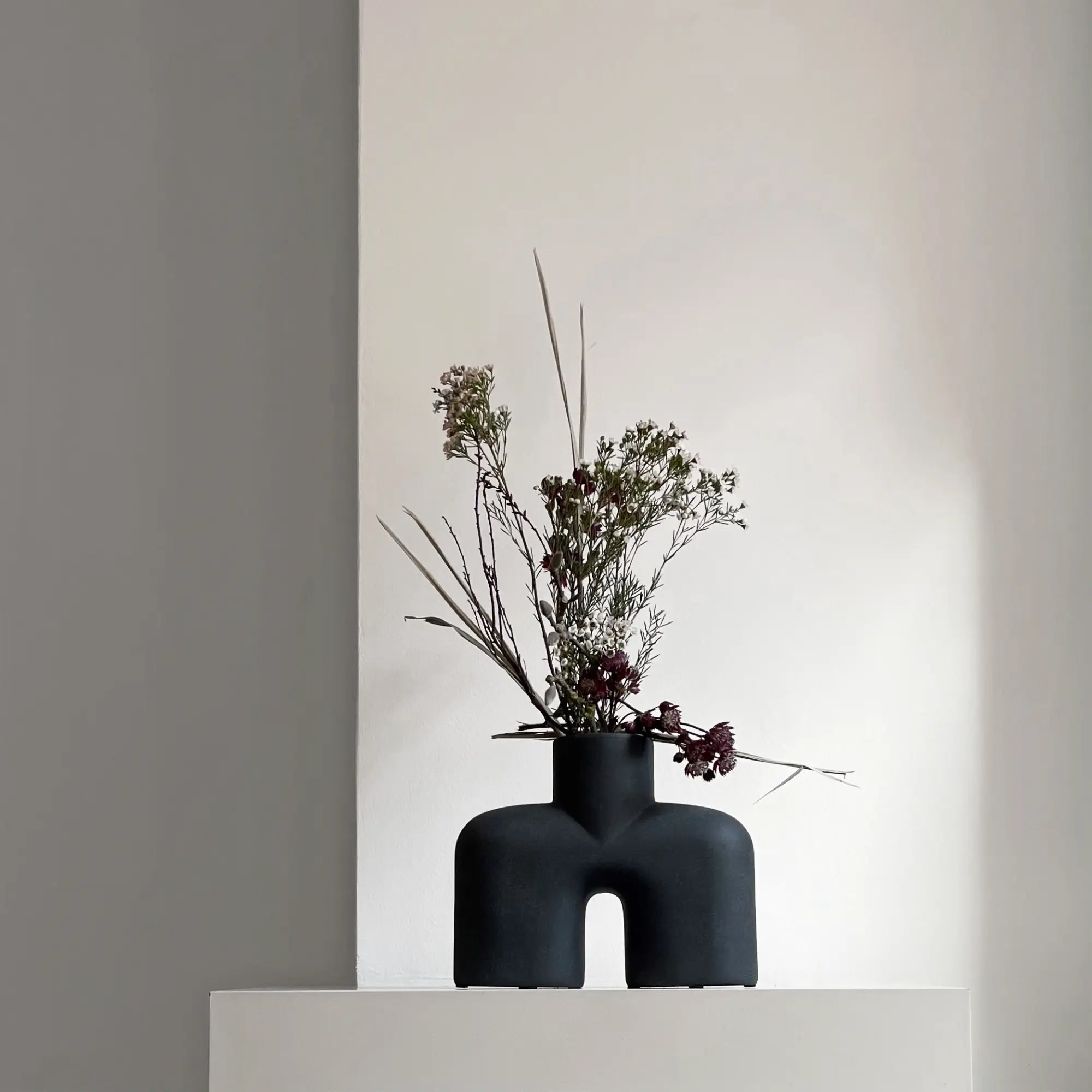 Handcrafted ceramic Uno Cobra Vase - Medio with sleek black and white design