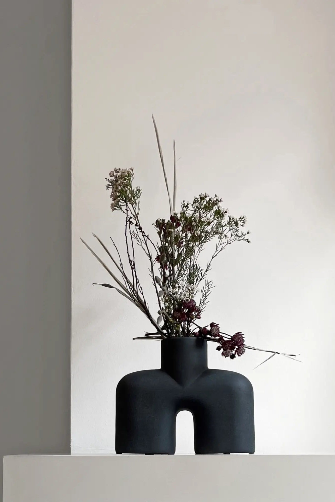 Handcrafted ceramic Uno Cobra Vase - Medio with sleek black and white design