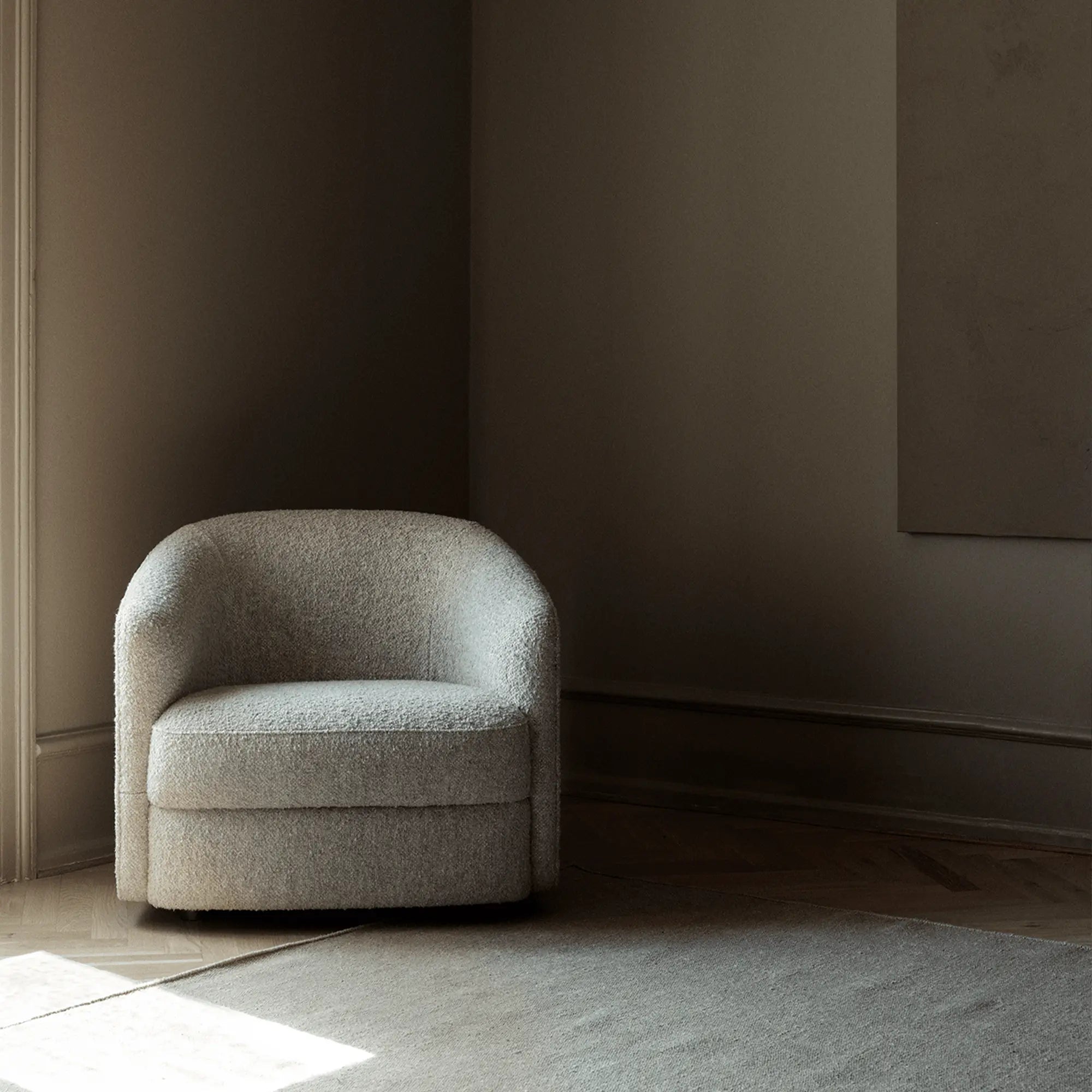 Covent Lounge Chair in luxurious leather with contemporary and sophisticated look