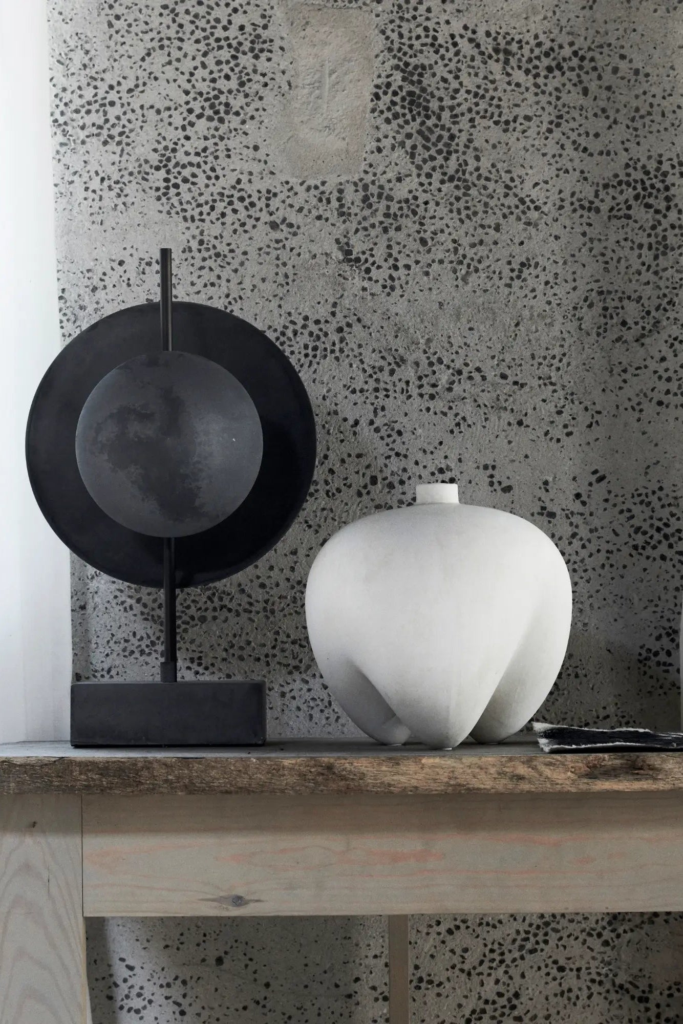  Sumo Vase - Mini in white, creating a minimalist and elegant look in any setting