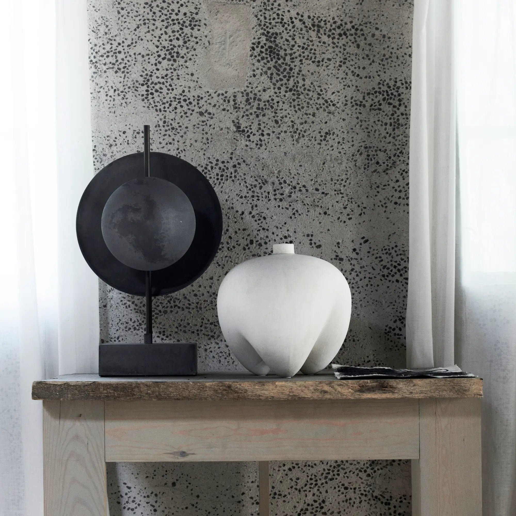  Sumo Vase - Mini in white, creating a minimalist and elegant look in any setting