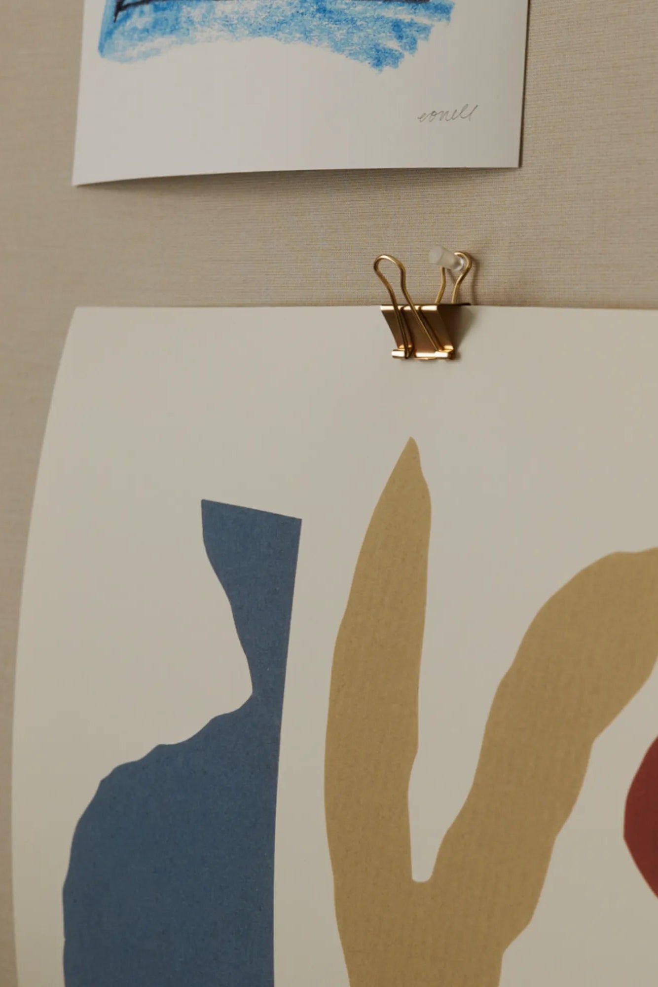 A peaceful and tranquil winter landscape with a snowy field