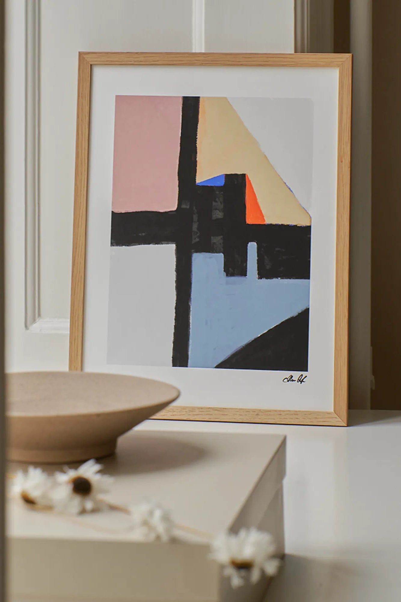 Kompromiss - A sleek, black laptop bag with multiple compartments and padded straps for comfort