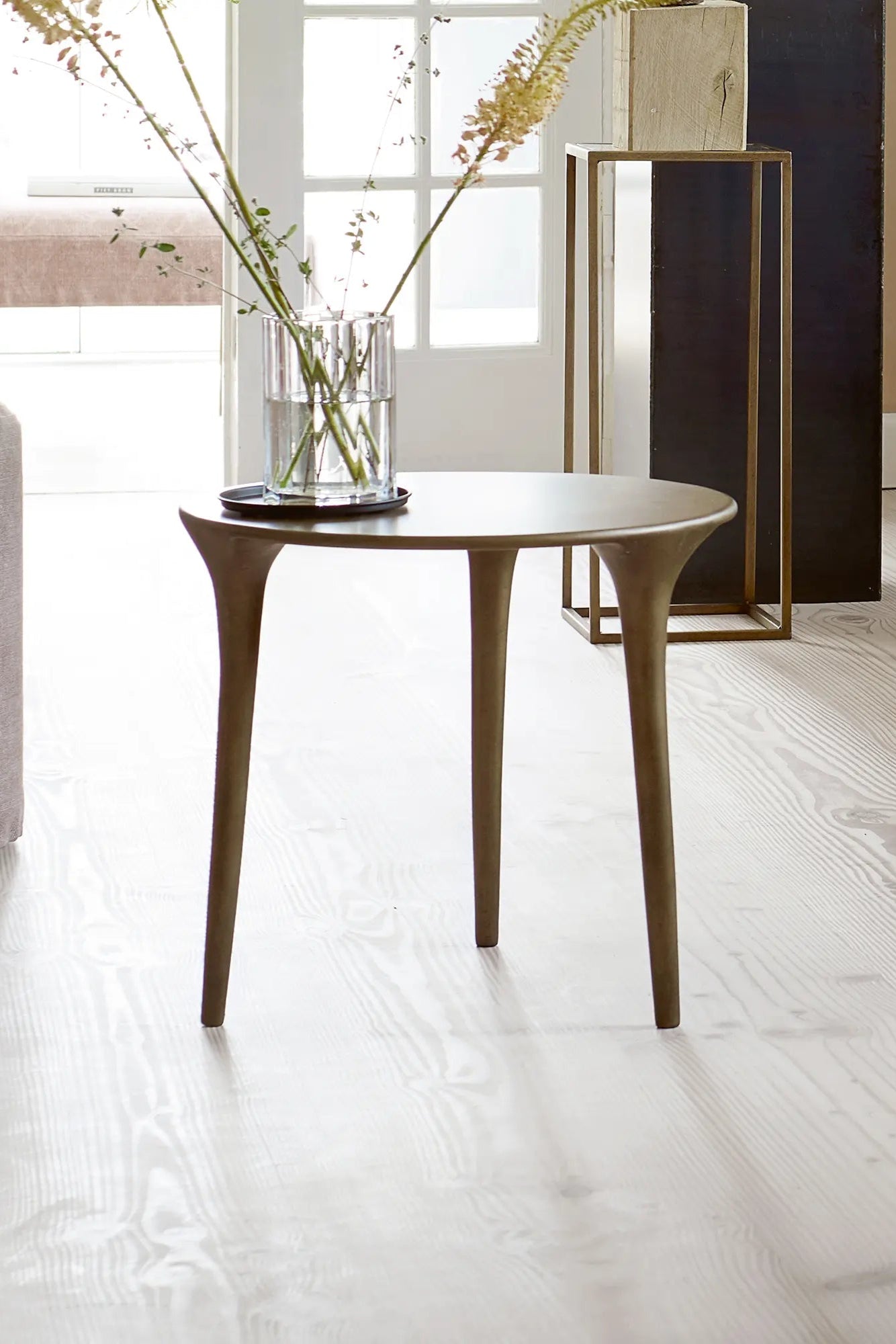 Round recycled aluminium table with modern design and eco-friendly materials