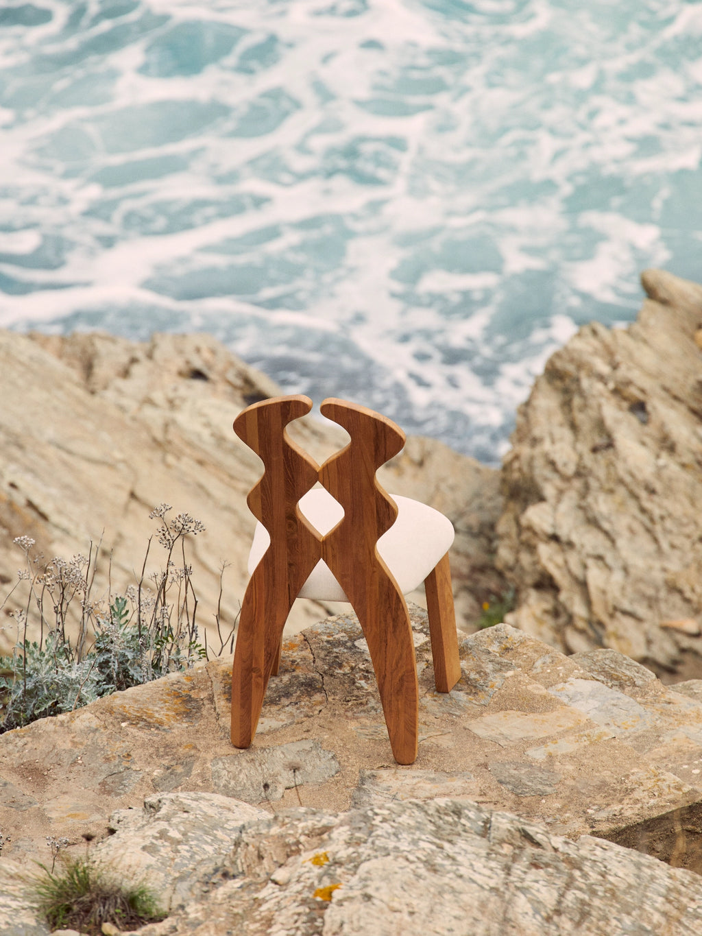 Heaps & Woods Curvy Dining Chair, a sculptural organic modern dining chair crafted from warm-toned solid wood with a distinctive curved backrest that forms an elegant intertwined design.