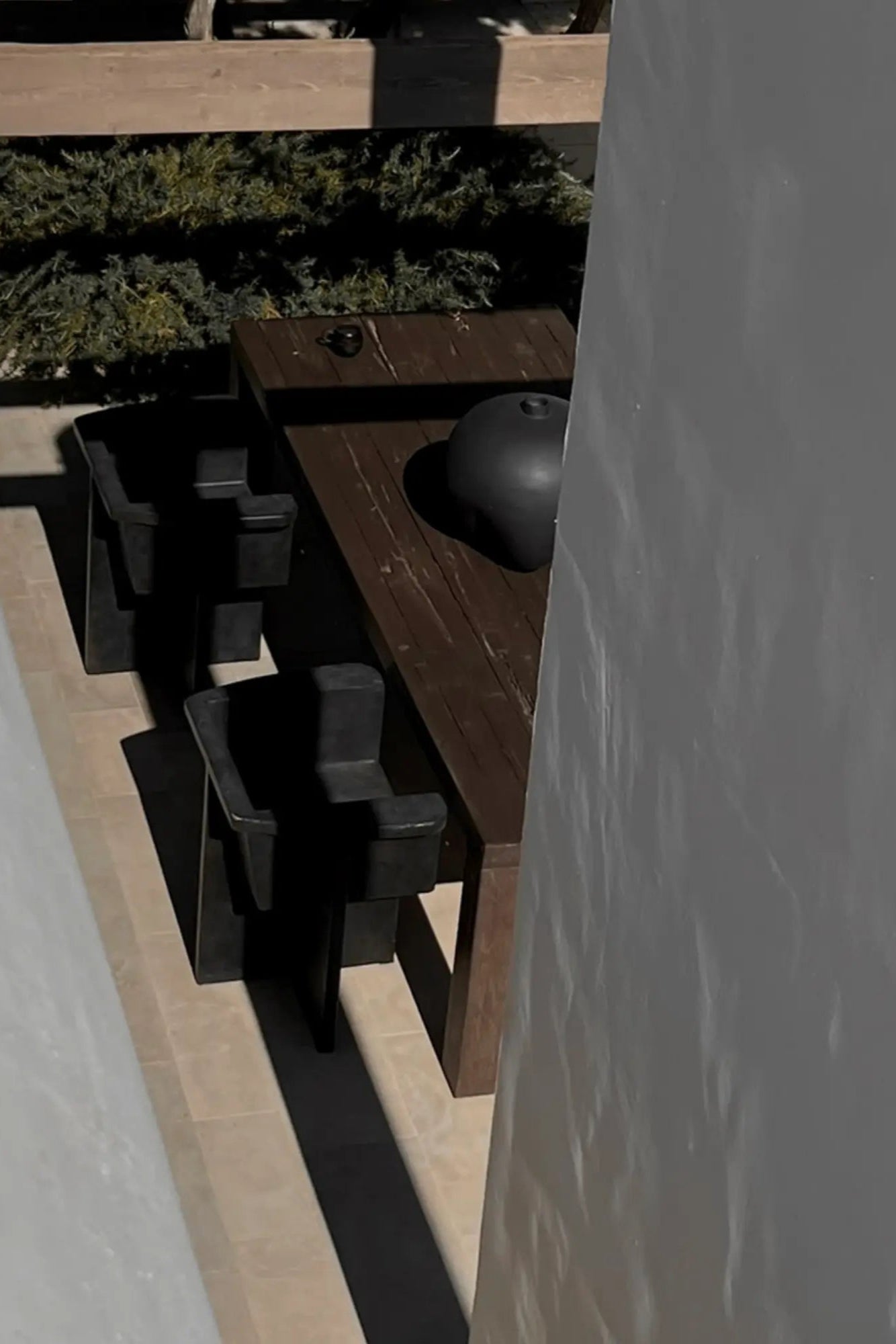 Sumo Vase - Big made of high-quality ceramic, adding a touch of sophistication to any space