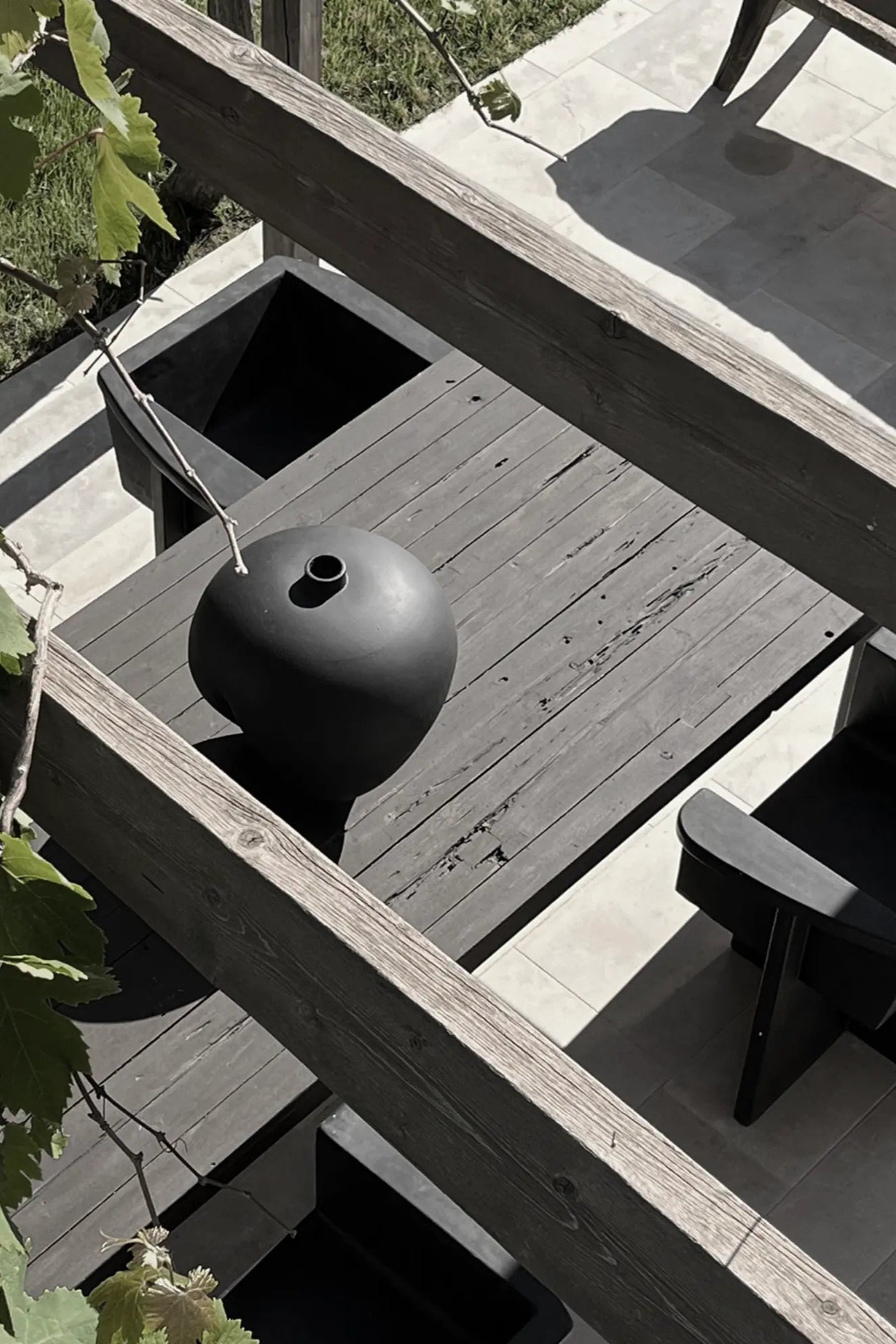 Sumo Vase - Big featuring a modern and minimalist aesthetic, ideal for contemporary interiors