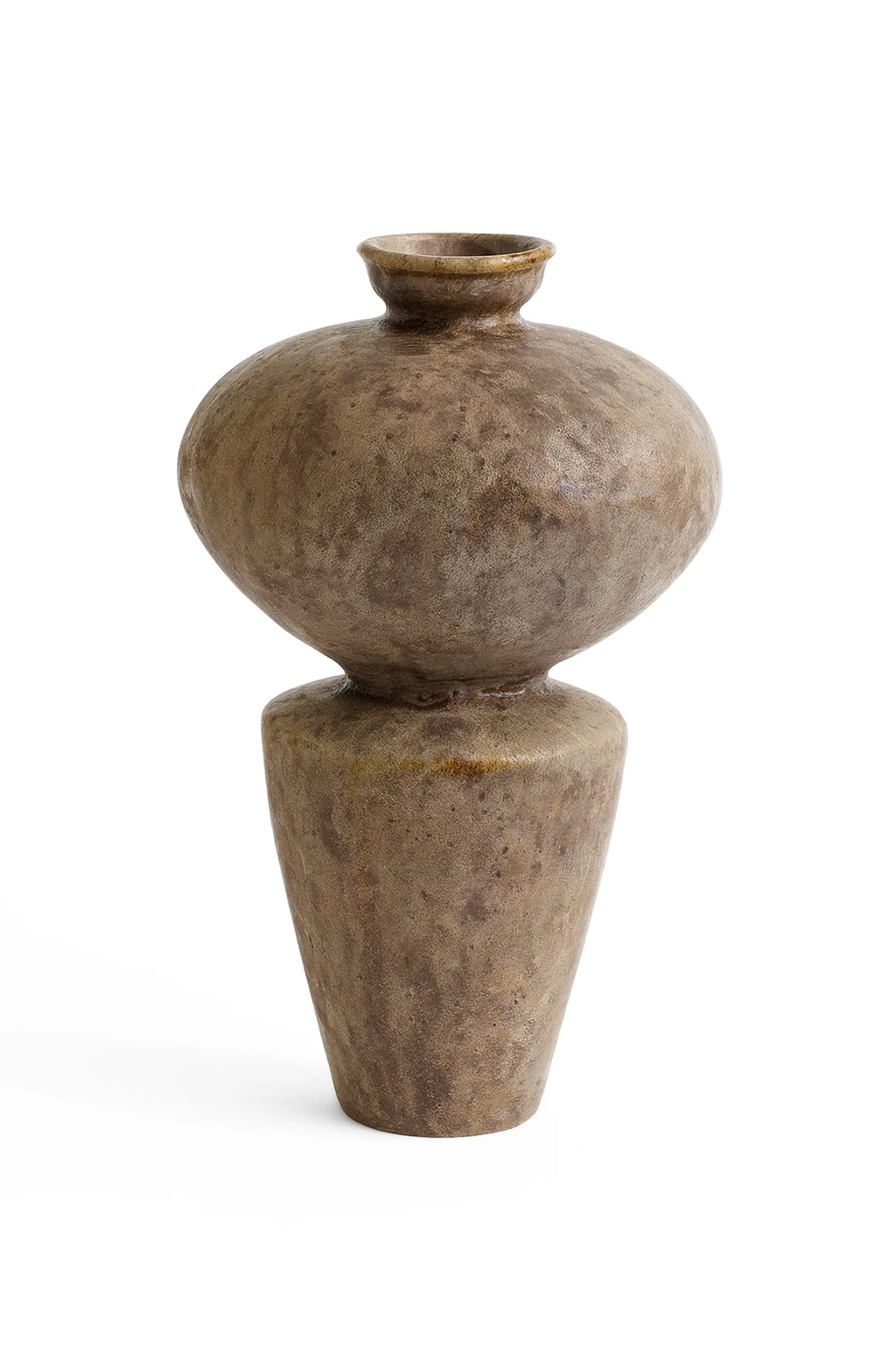 Canoa Lab Lebes Búfalo Vase, an organic modern handcrafted ceramic vase with a distinctive two-part sculptural form, featuring an earthy brown and taupe textured stoneware finish with subtle natural variations. Its unique shape comprises a wide, rounded upper body atop a tapering conical base, creating a wabi-sabi aesthetic. Perfect for contemporary shelf styling or as a rustic centerpiece in minimalist or japandi living rooms.