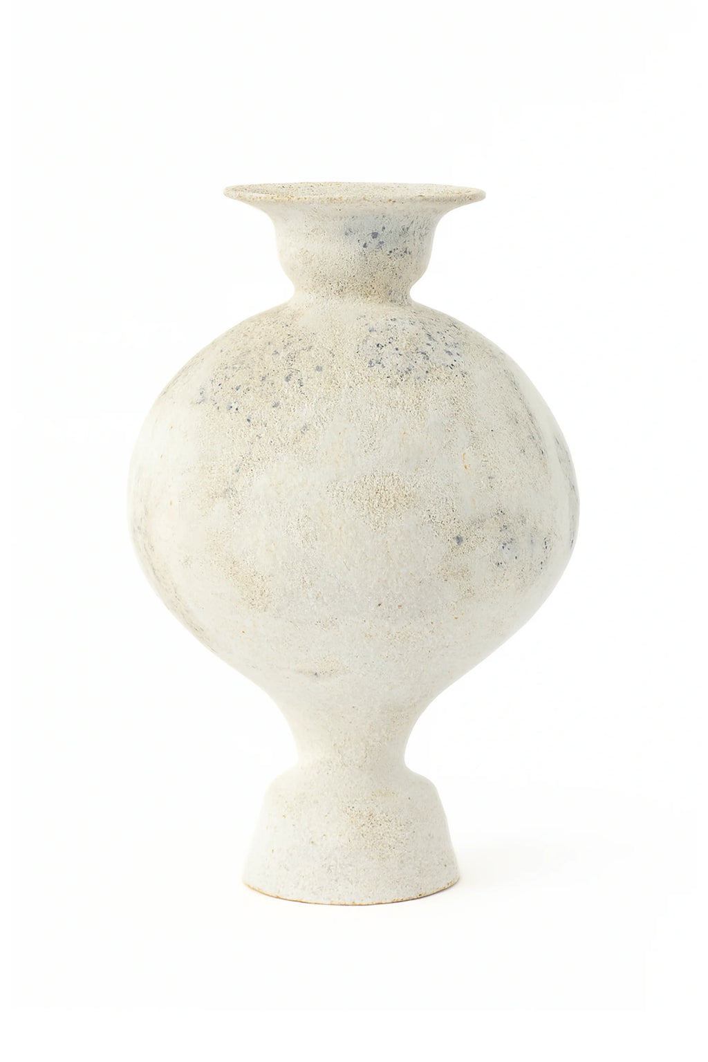 Canoa Lab Lekytho Cárabo Vase, an elegant, modern, and unique white ceramic vase with a textured, speckled finish, featuring a bulbous body and a flared neck, displayed on a clean white background.