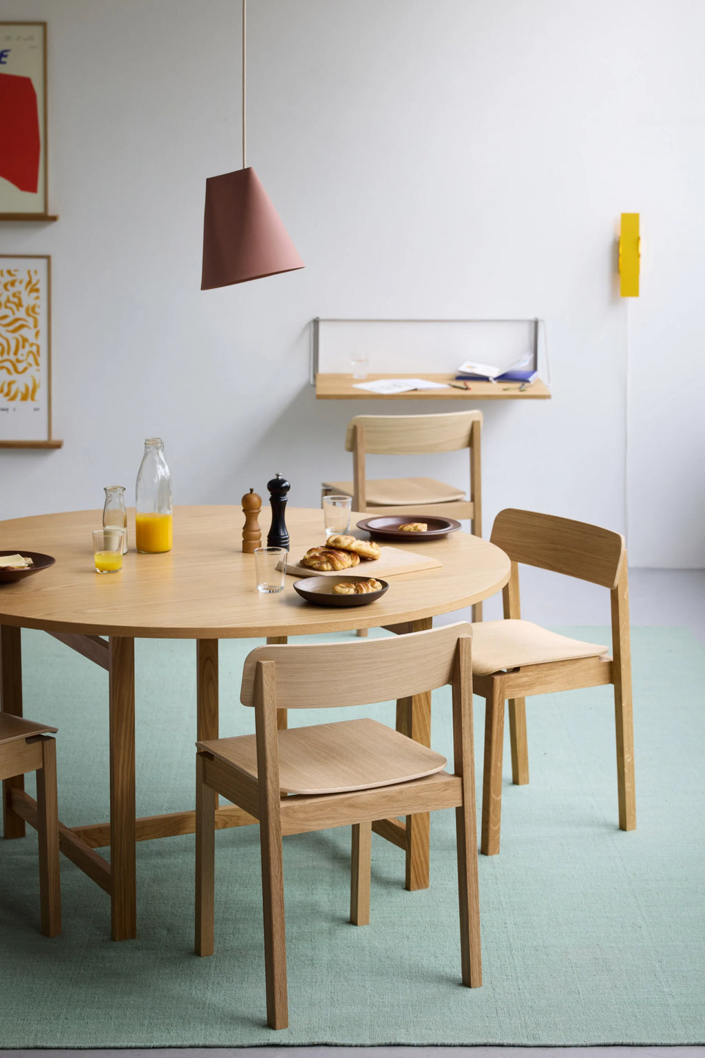 MOEBE Everyday Chair, a Scandinavian modern minimalist dining chair crafted from solid natural oak wood with a smooth finish, featuring a gently curved backrest and a contoured seat. This light wood chair is perfect for contemporary dining rooms, minimalist kitchens, or Nordic-inspired home offices.