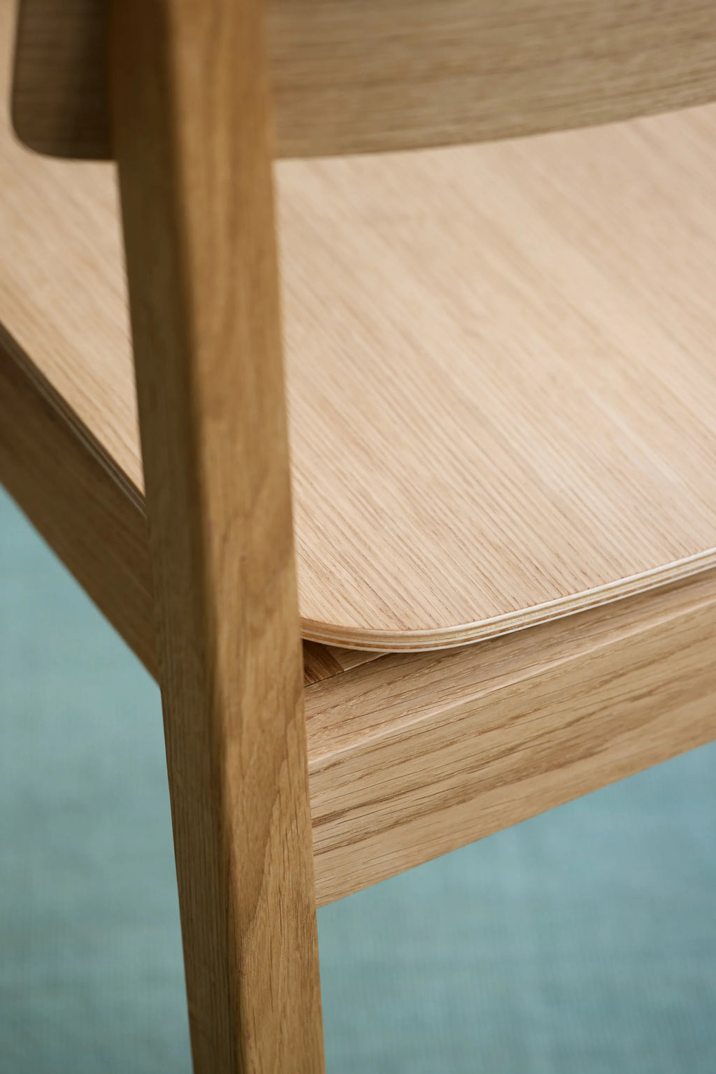 MOEBE Everyday Chair, a minimalist Scandinavian dining chair crafted from light natural solid oak wood, featuring a clean-lined frame and a subtly curved oak plywood seat with visible layered edges. This contemporary wooden chair, designed for versatility, is ideal for modern dining rooms, home offices, or as an elegant accent chair in Nordic-inspired spaces.