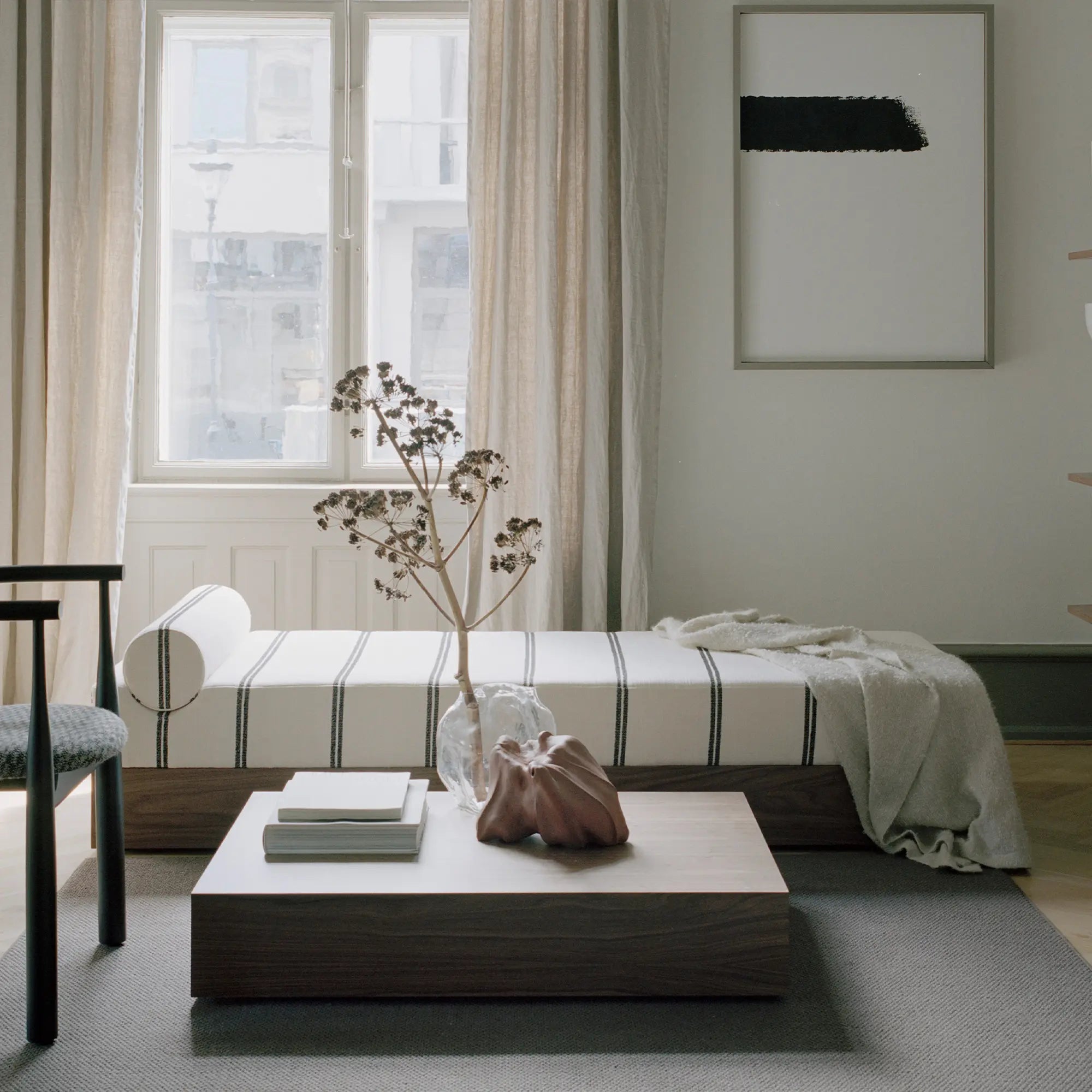  Elegant and functional mass daybed with pull-out trundle bed, perfect for overnight guests or sleepovers 