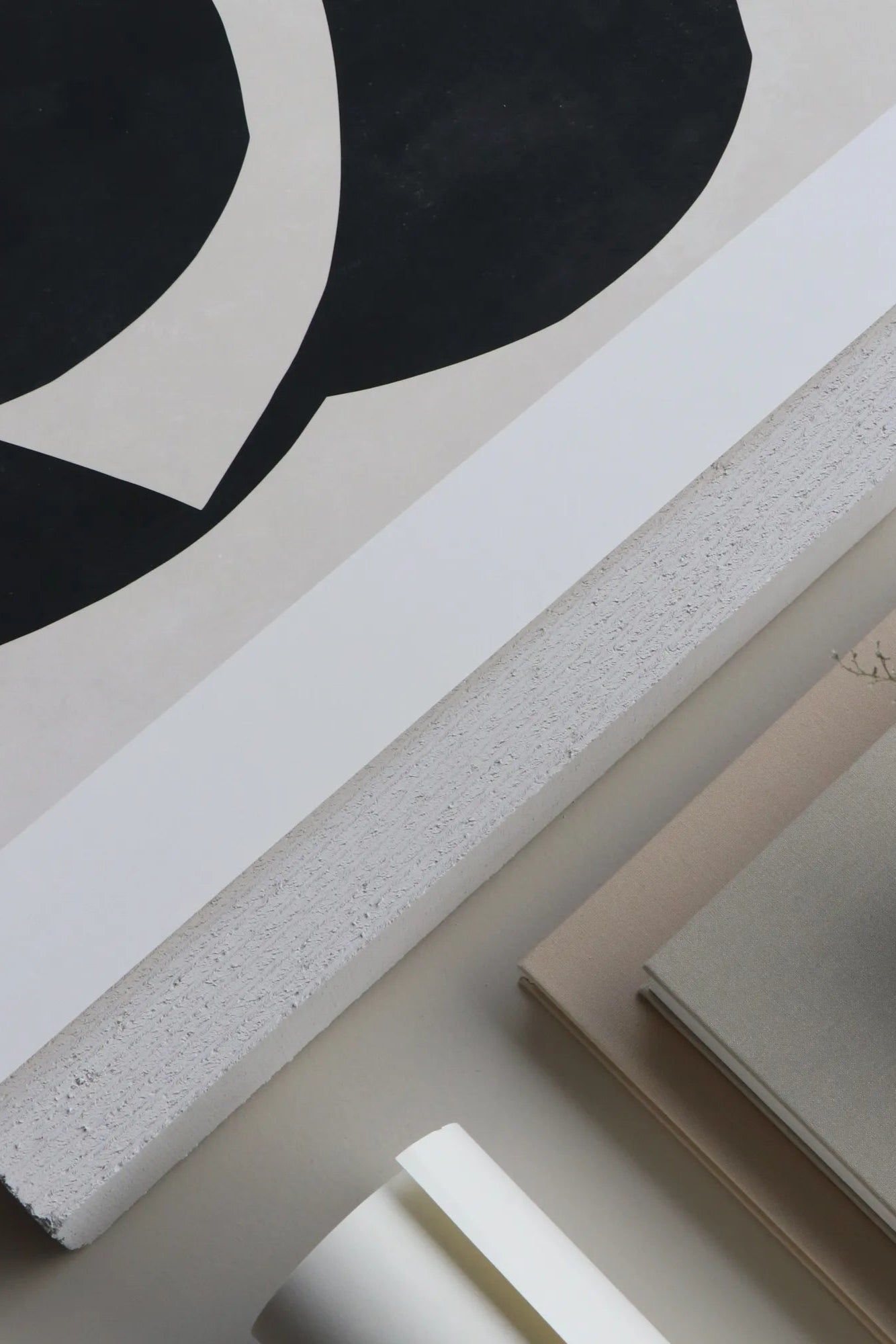 Hand-painted shells in various sizes and colors, ideal for beach-themed decorations