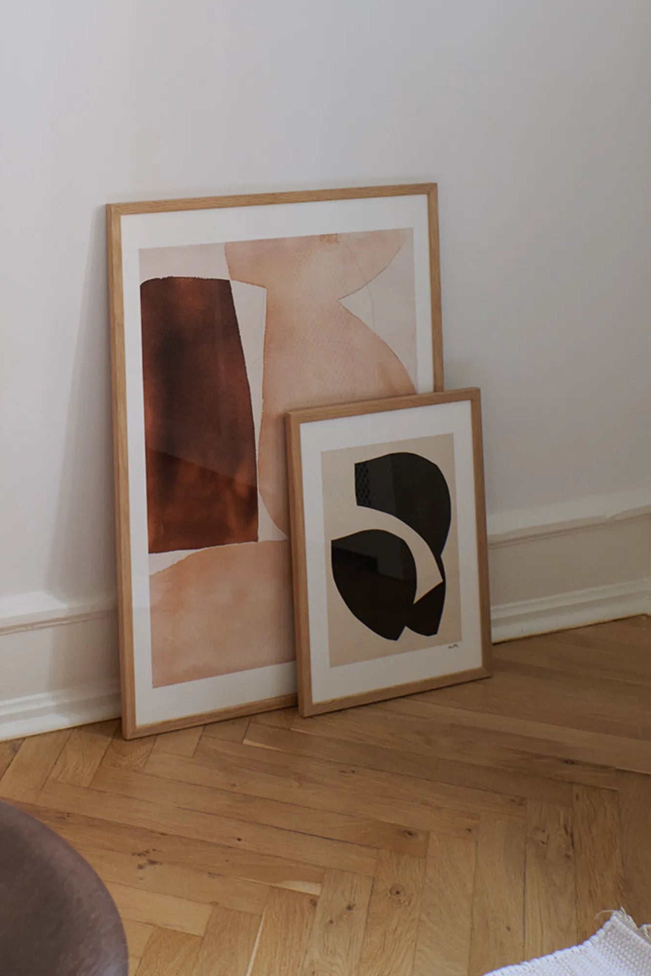 Beautiful sea shell necklace with intricate wave design pendant