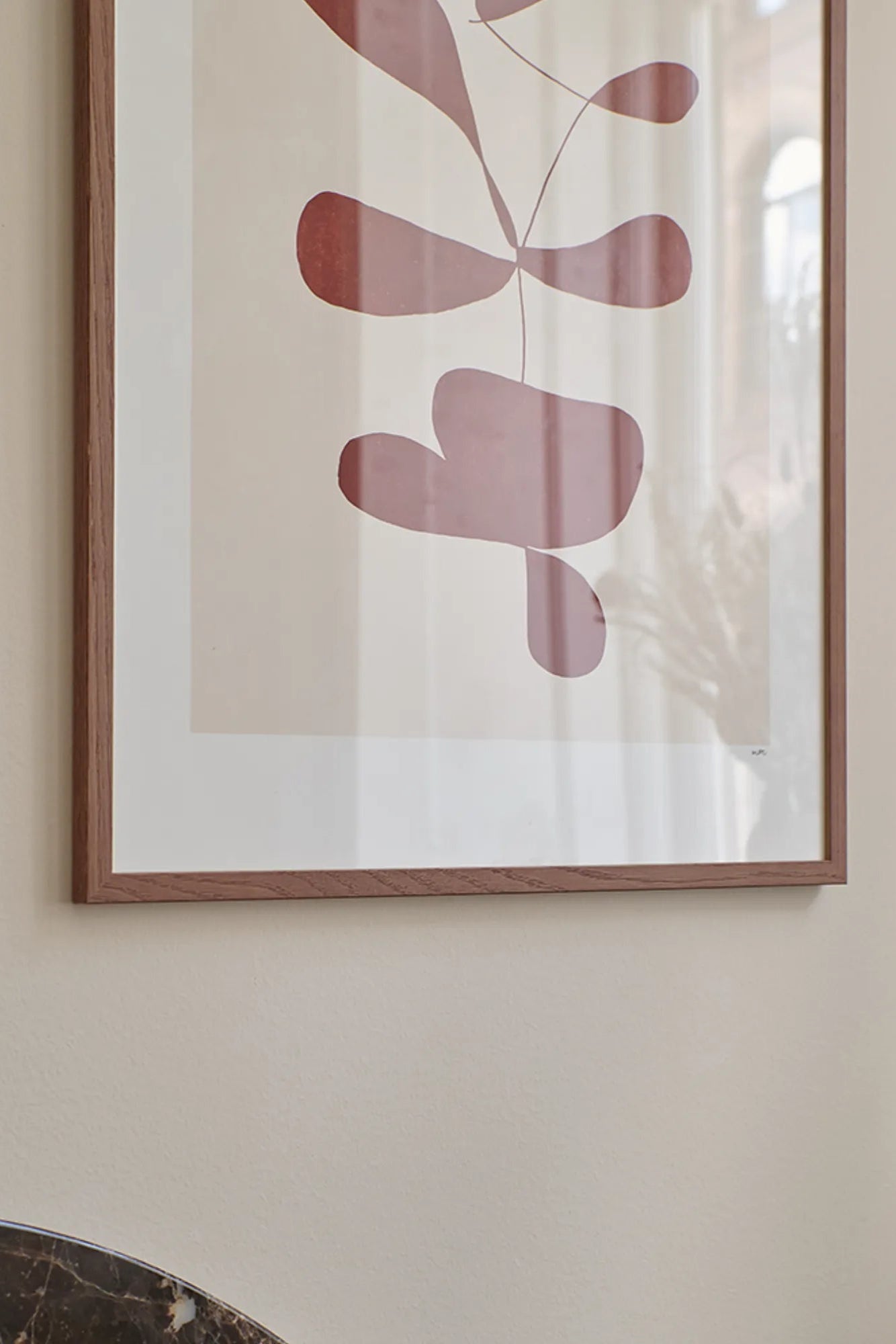 Botanik I displayed in a stylish packaging with a background of botanical garden