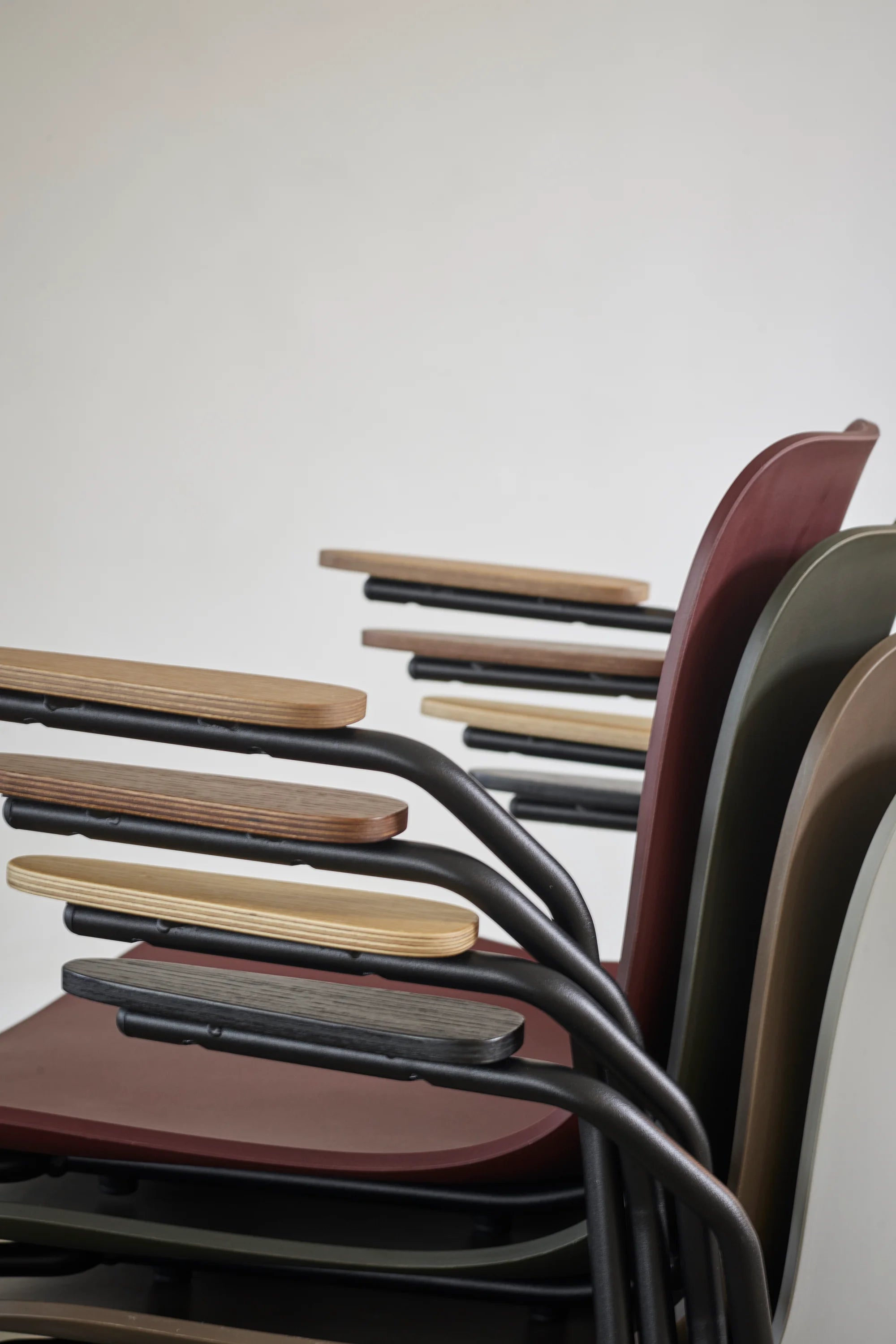 Langue Chair w/ Armrest