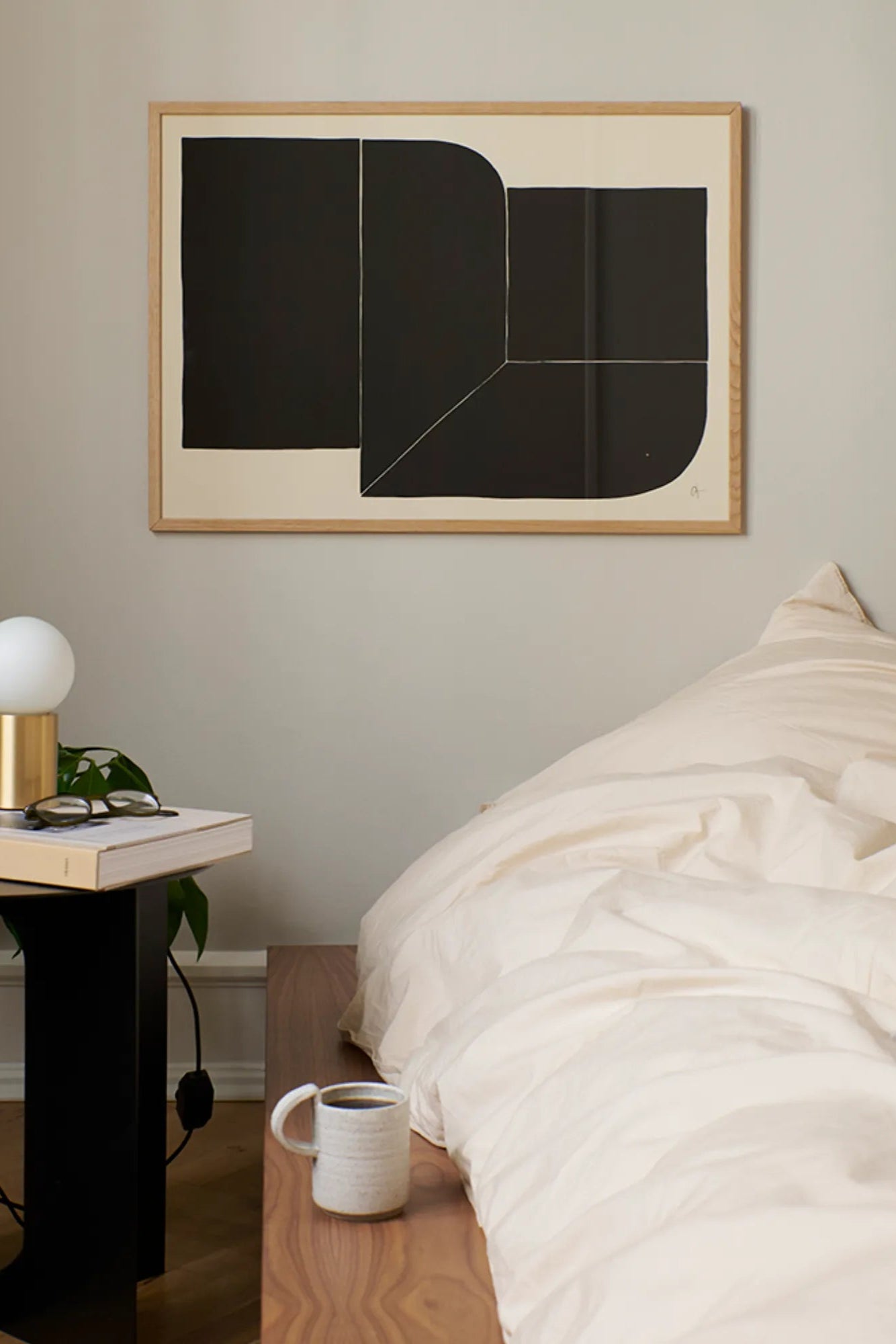 6am clock with built-in radio and USB charging port