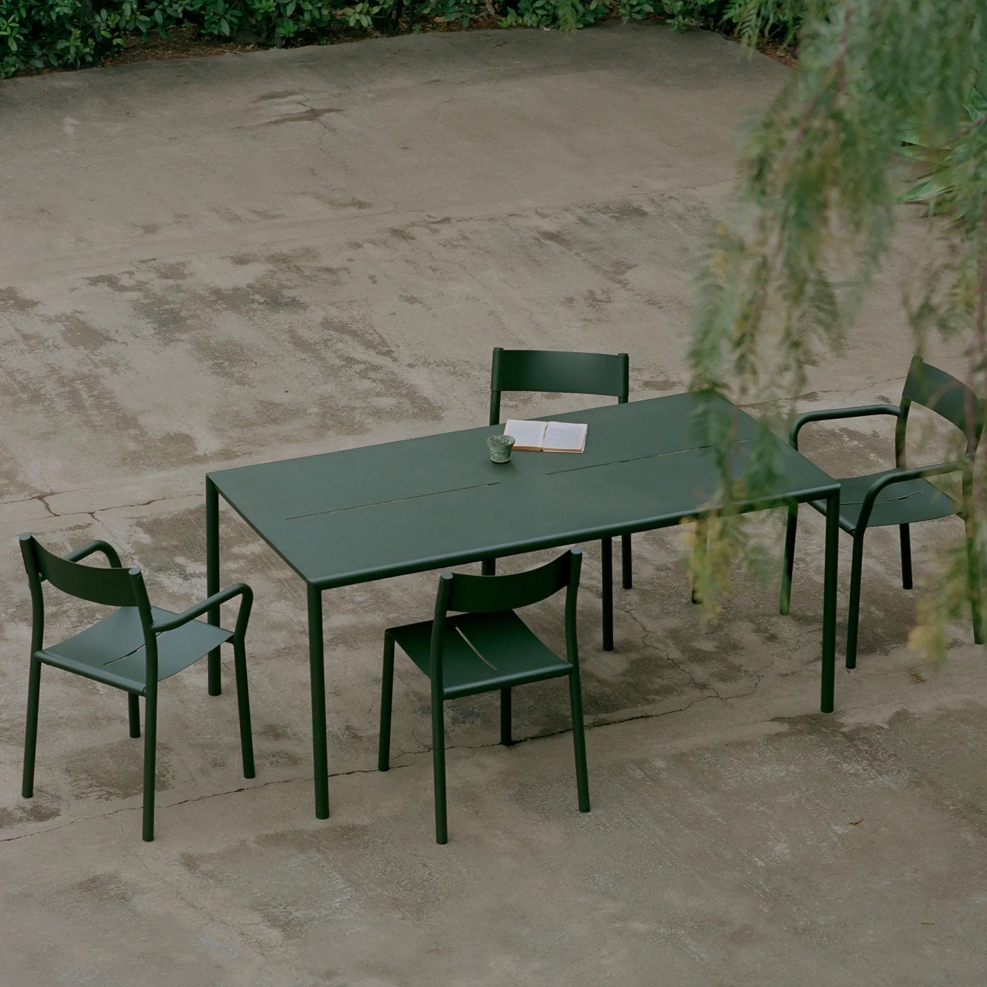 Outdoor May Table with adjustable height and swivel chairs