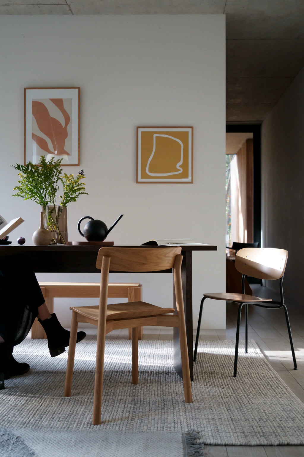 TAMO Arche Chair: A premium solid oak dining chair with a curved back and clean lines, displayed in a bright, modern dining room. Ideal for contemporary interior design.