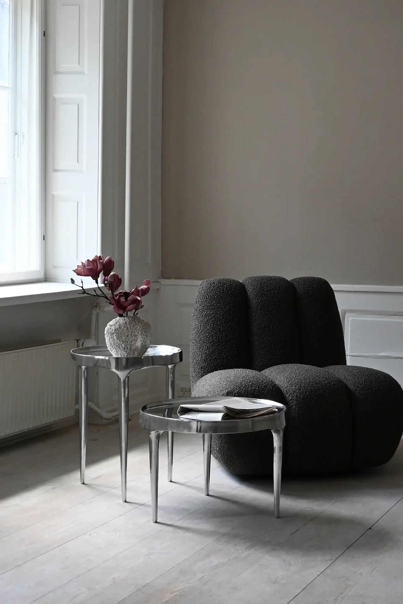 Modern and elegant Phantom Side Table - Low in white marble