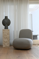 Elegant and stylish flat toe lounge chair with wooden legs