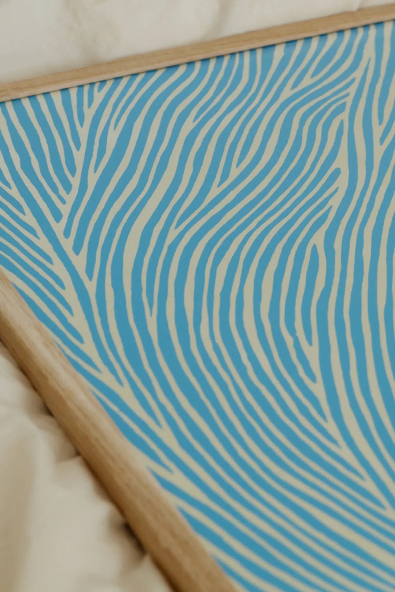 The Line – Blue: A close-up of the metallic blue barrel and pen tip, showcasing the smooth writing experience