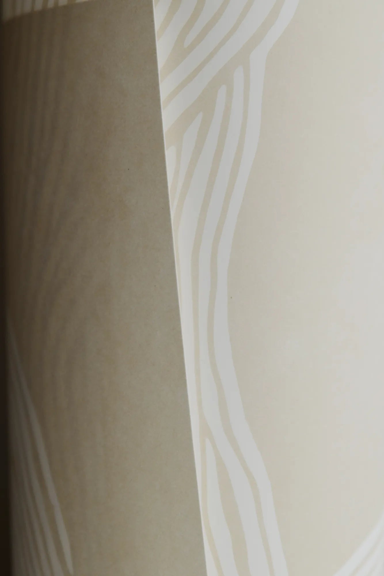 The Line no 07: A sleek and modern design with a stainless steel finish, perfect for any kitchen countertop or bar area