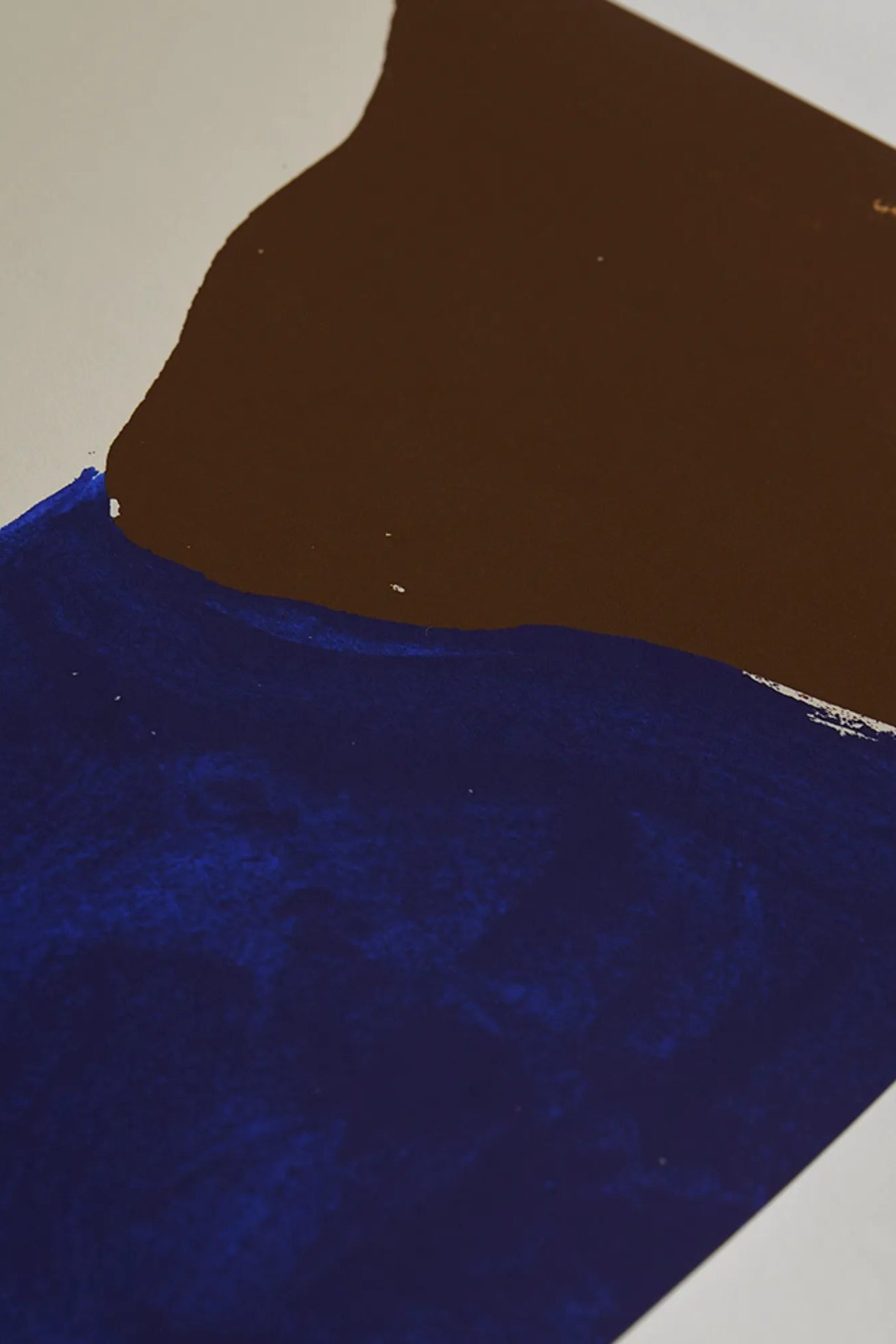 Elegant brown jumper with a cozy knit fabric