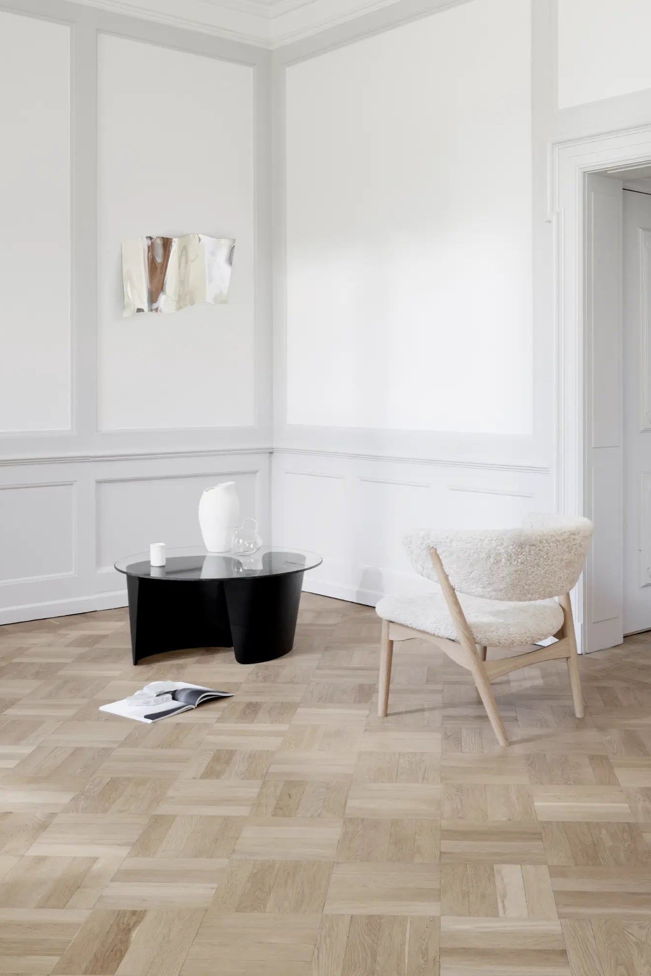 No 7 Coffee Table Ø90 with its versatile and timeless design, perfect for any interior style