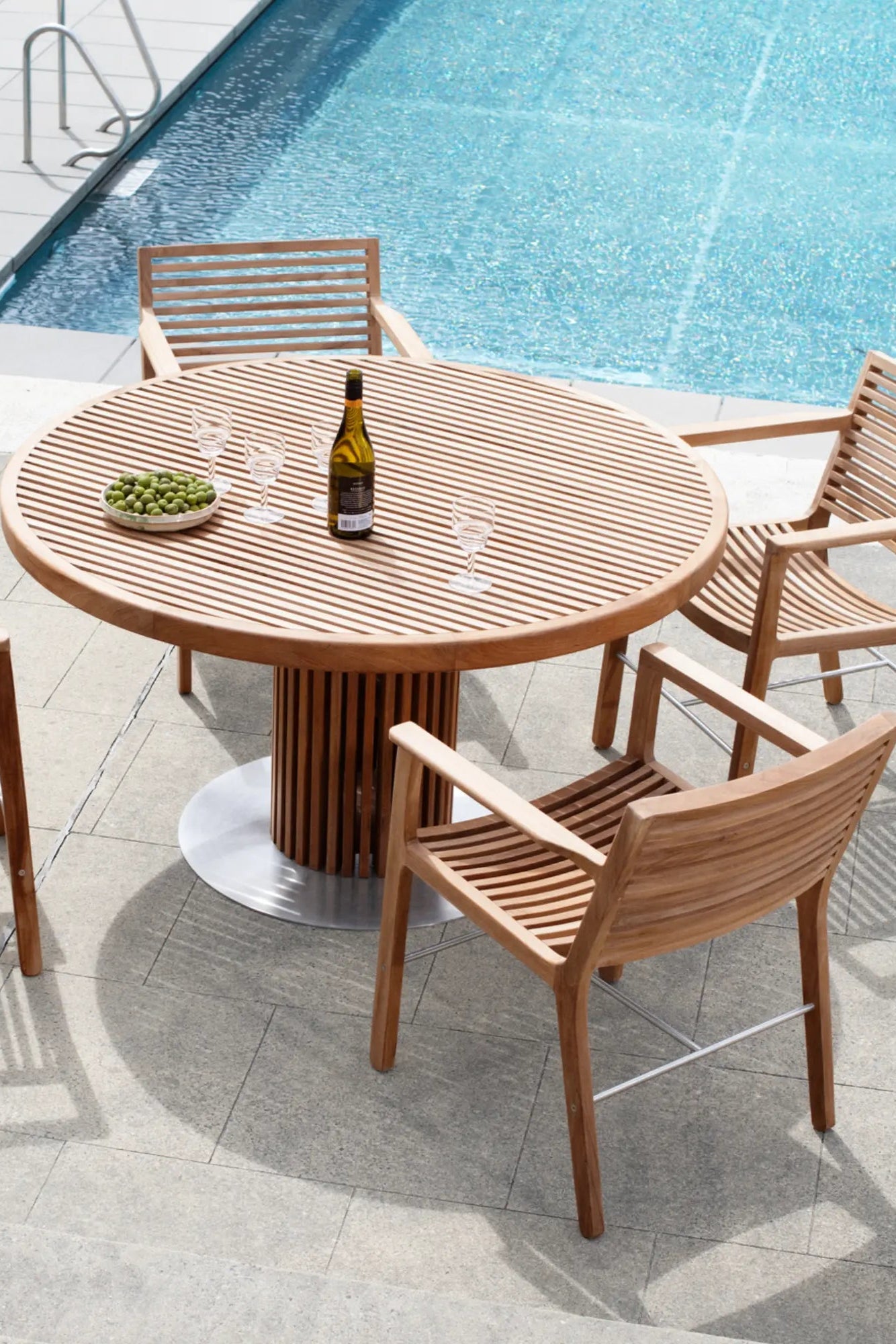 Round Outdoor Rib Dining Table Ø130 with Slatted Design and Wide Rim for Al Fresco Dining Experience