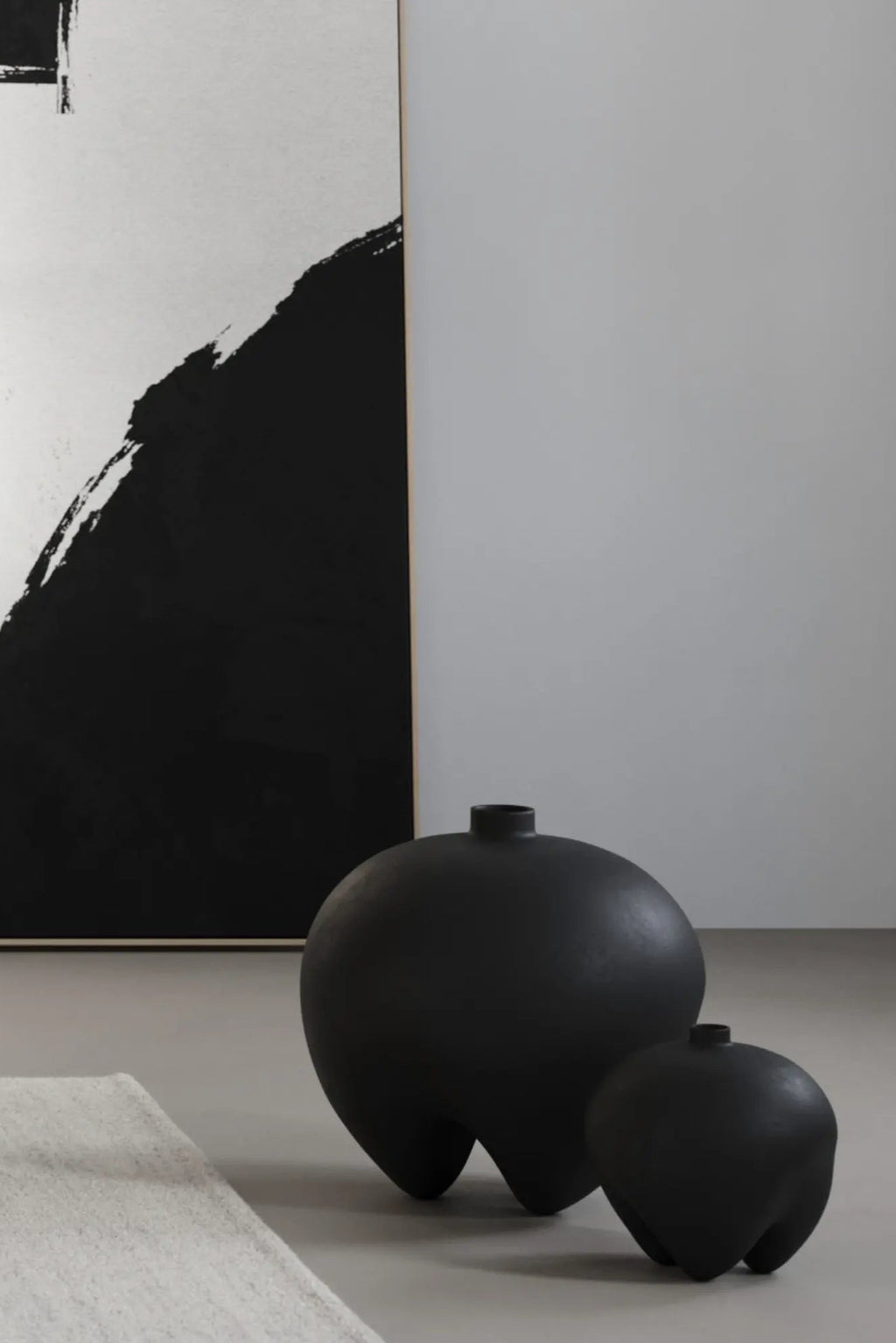 Sumo Vase - Big in matte black finish, showcasing its elegant design
