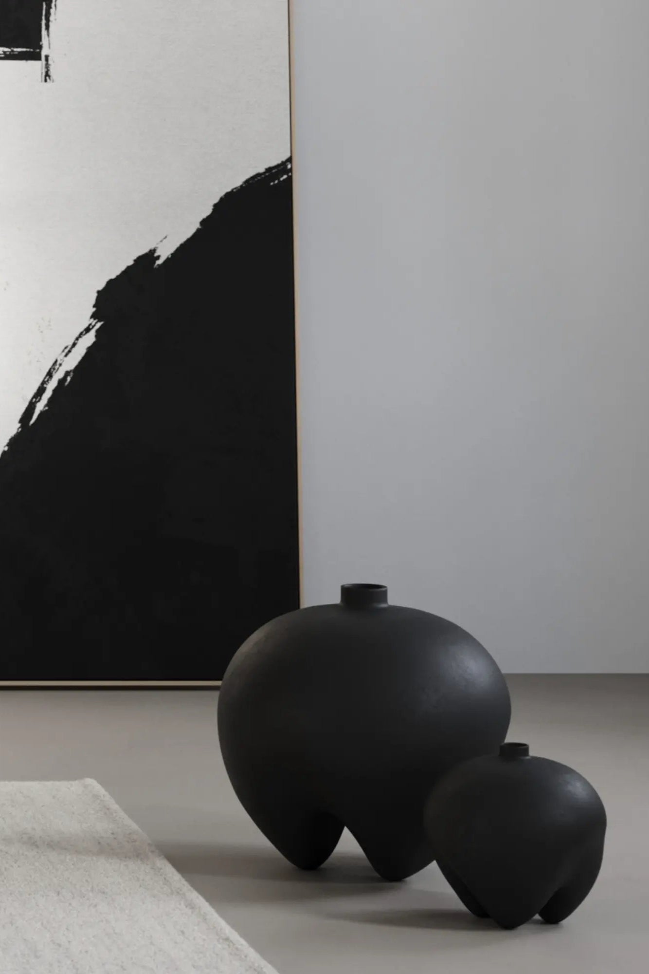 Sumo Vase - Big in matte black finish, showcasing its elegant design