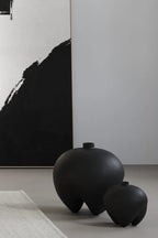 Sumo Vase - Big in matte black finish, showcasing its elegant design