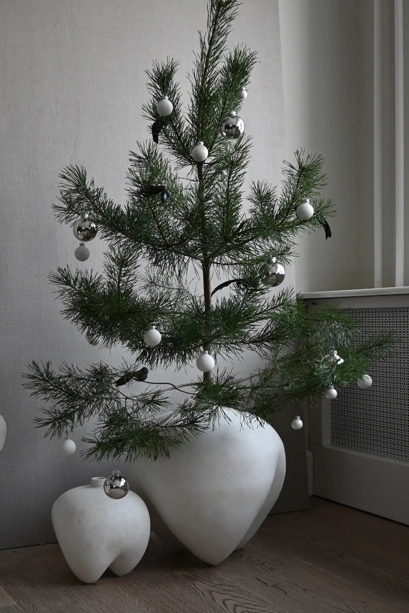 Sumo Vase - Big in a neutral color, complementing a variety of decorative styles