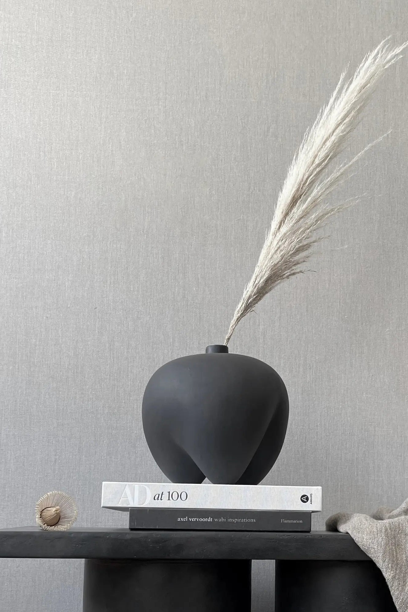  Close-up of Sumo Vase - Mini showcasing its unique geometric shape