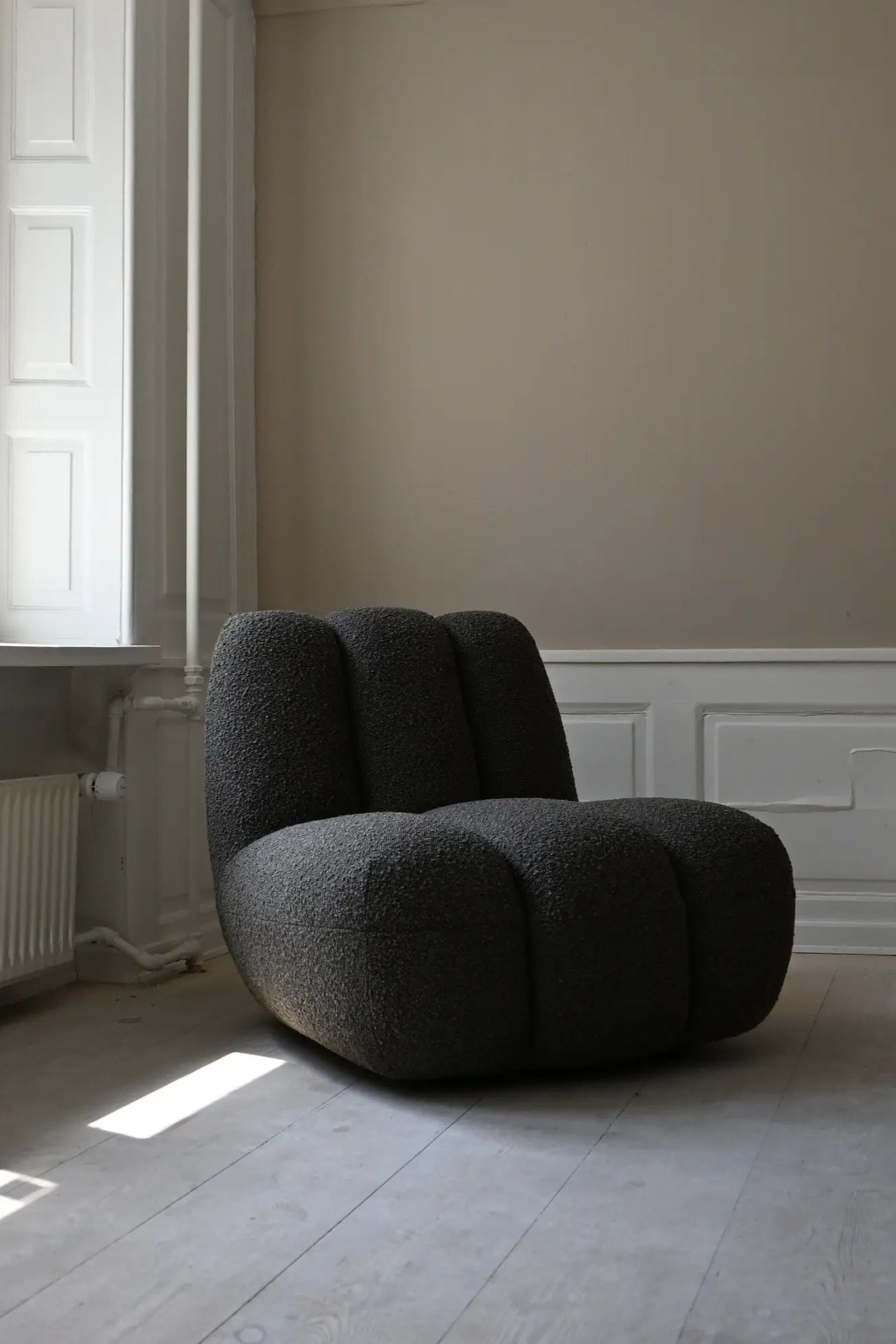 Modern and comfortable brown leather toe lounge chair with cushioned seat and armrests