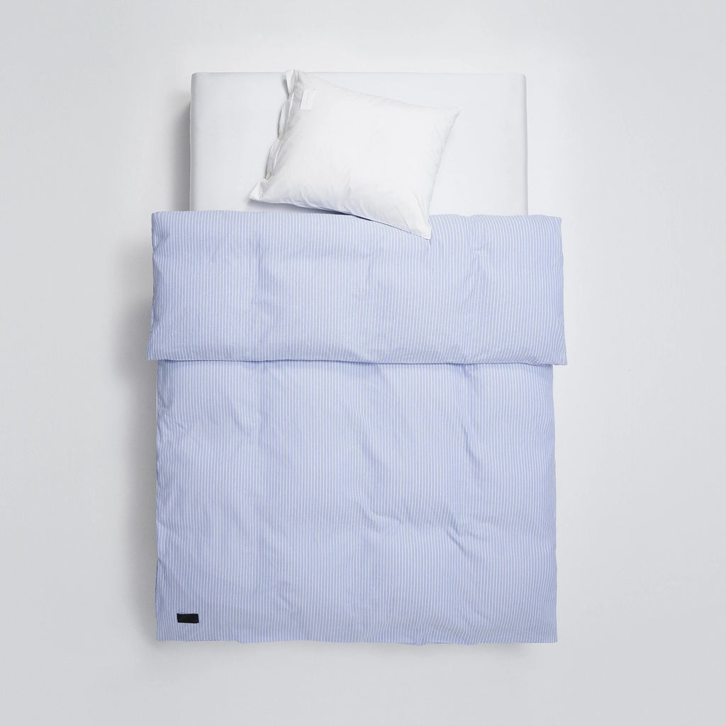 Magniberg Wall Street Duvet Cover - Stripe Light Blue Oxford, a classic 100% Oxford cotton duvet cover featuring elegant light blue and white vertical stripes, offering a crisp, clean aesthetic. This premium striped bedding provides timeless comfort and is perfect for a modern minimalist or Scandinavian-inspired bedroom.