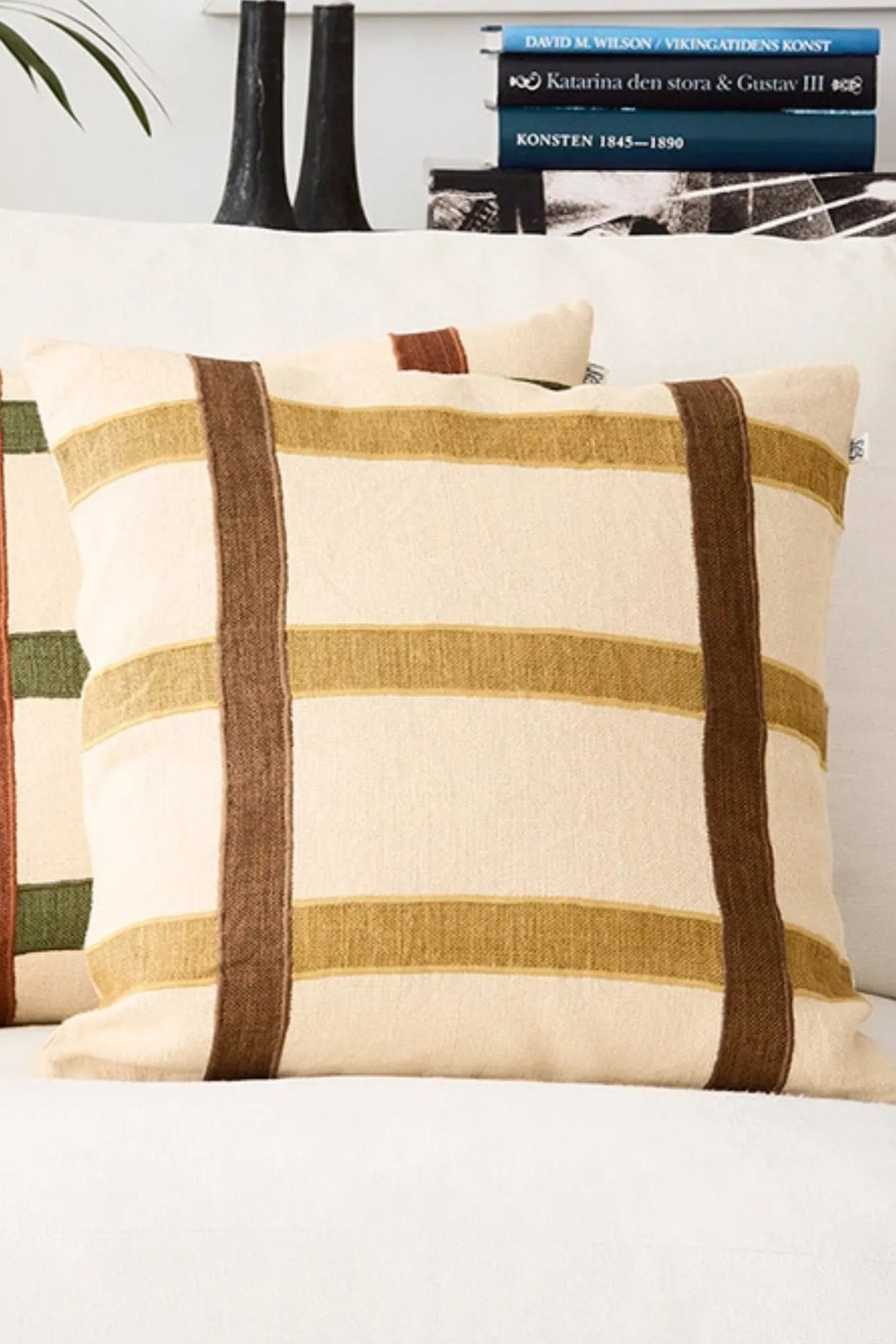 Soft and comfortable decorative pillow for living room or bedroom