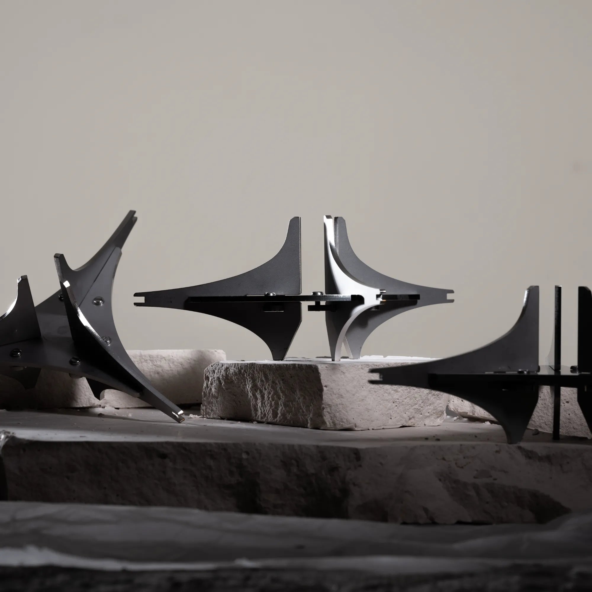  Elegant and customizable candle holder with modern modular design