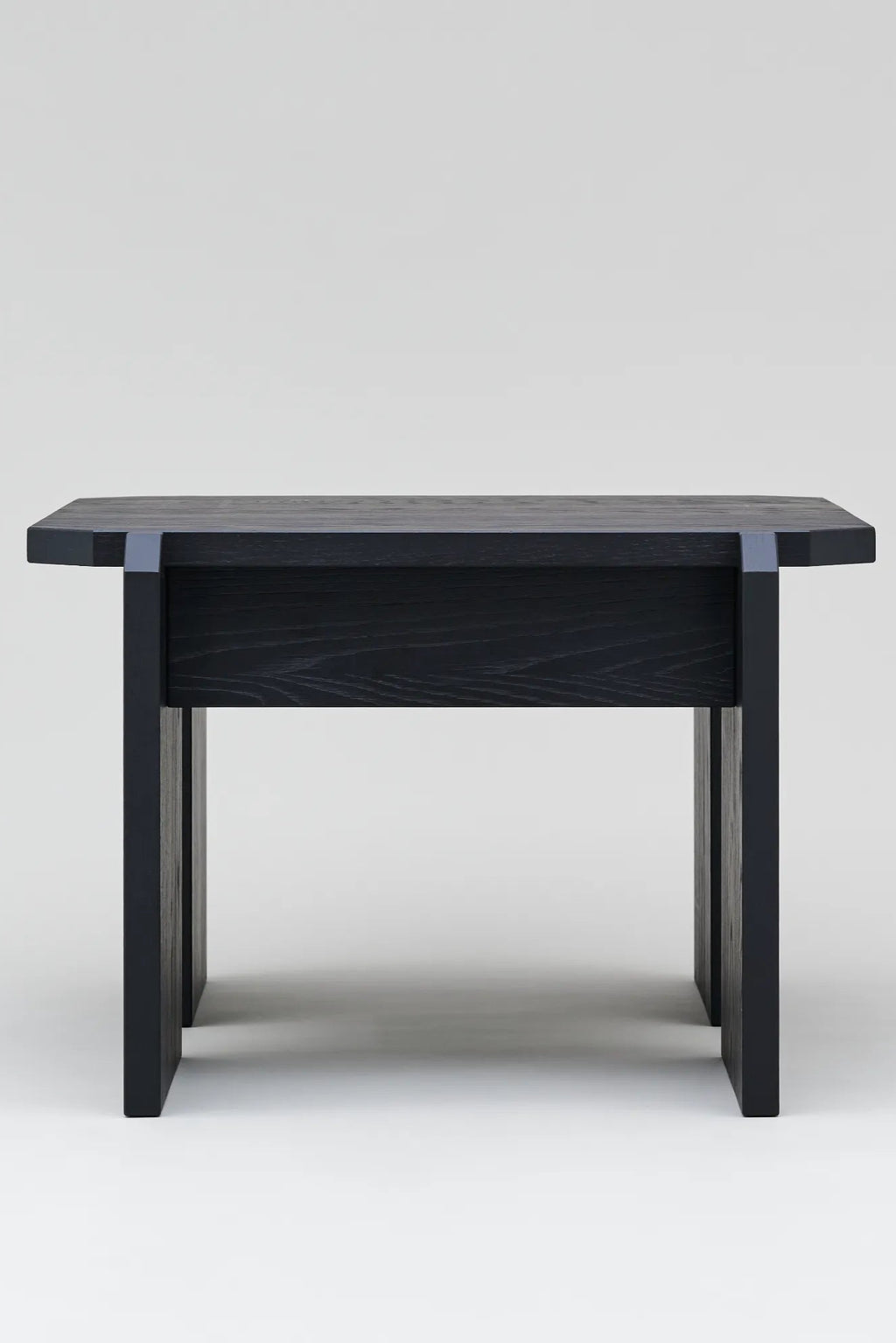  Versatile and practical table for serving drinks and displaying decor