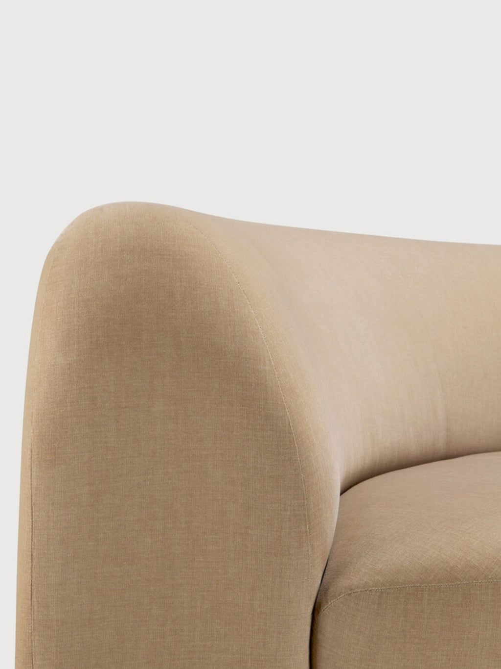 Ethnicraft Bulky Modular Sofa, close-up detail of the 45-degree round corner module. The smooth, curved armrest and backrest are upholstered in a warm, light brown fabric, showcasing premium craftsmanship and soft lines.
