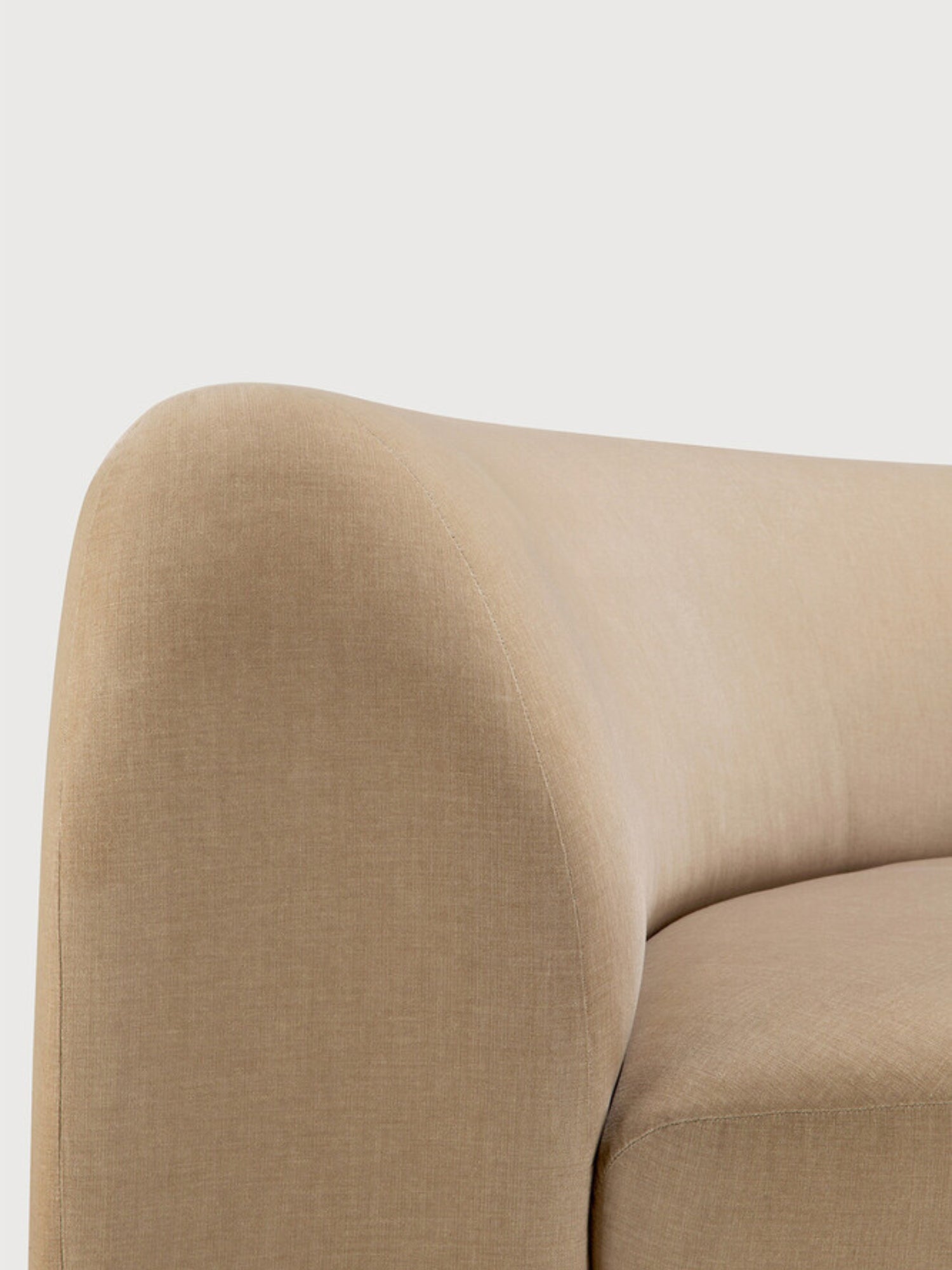 Ethnicraft Bulky Modular Sofa, close-up detail of the 45-degree round corner module. The smooth, curved armrest and backrest are upholstered in a warm, light brown fabric, showcasing premium craftsmanship and soft lines.