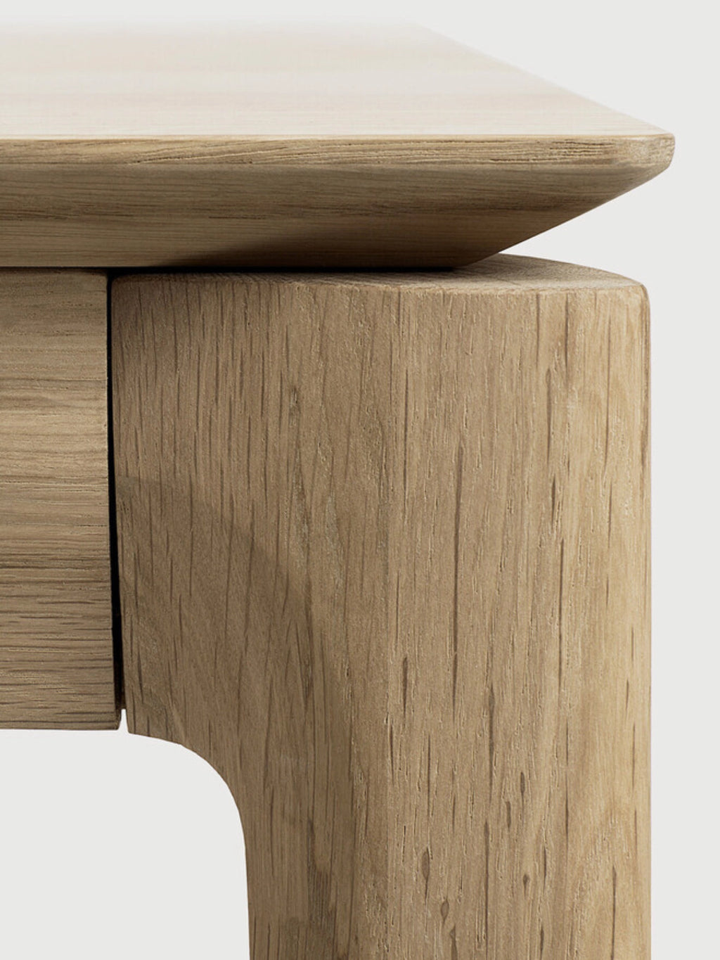 Ethnicraft Bok Cowork Desk detail, showcasing the rounded edges and rich, textured grain of the solid oak wood, emphasizing its premium craftsmanship and durability.