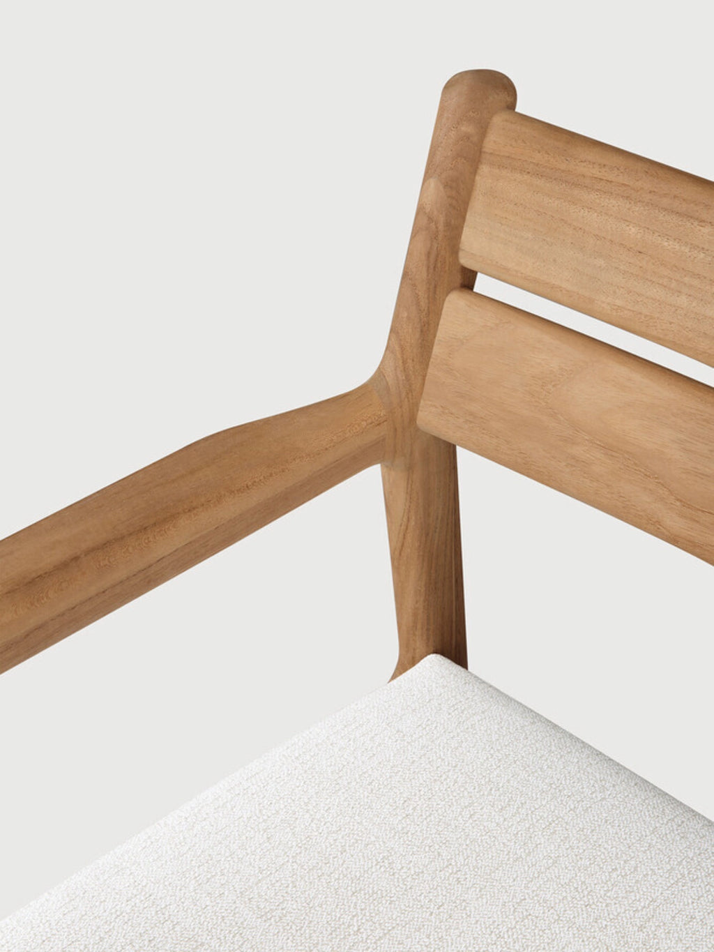 Ethnicraft Jack Outdoor Dining Chair With Armrest, a modern outdoor dining chair crafted from durable natural solid teak wood with a smooth finish and gracefully curved armrests, featuring a comfortable off-white textured fabric seat cushion. This Scandinavian-inspired design is perfect for contemporary patio dining, garden spaces, or as stylish outdoor furniture.