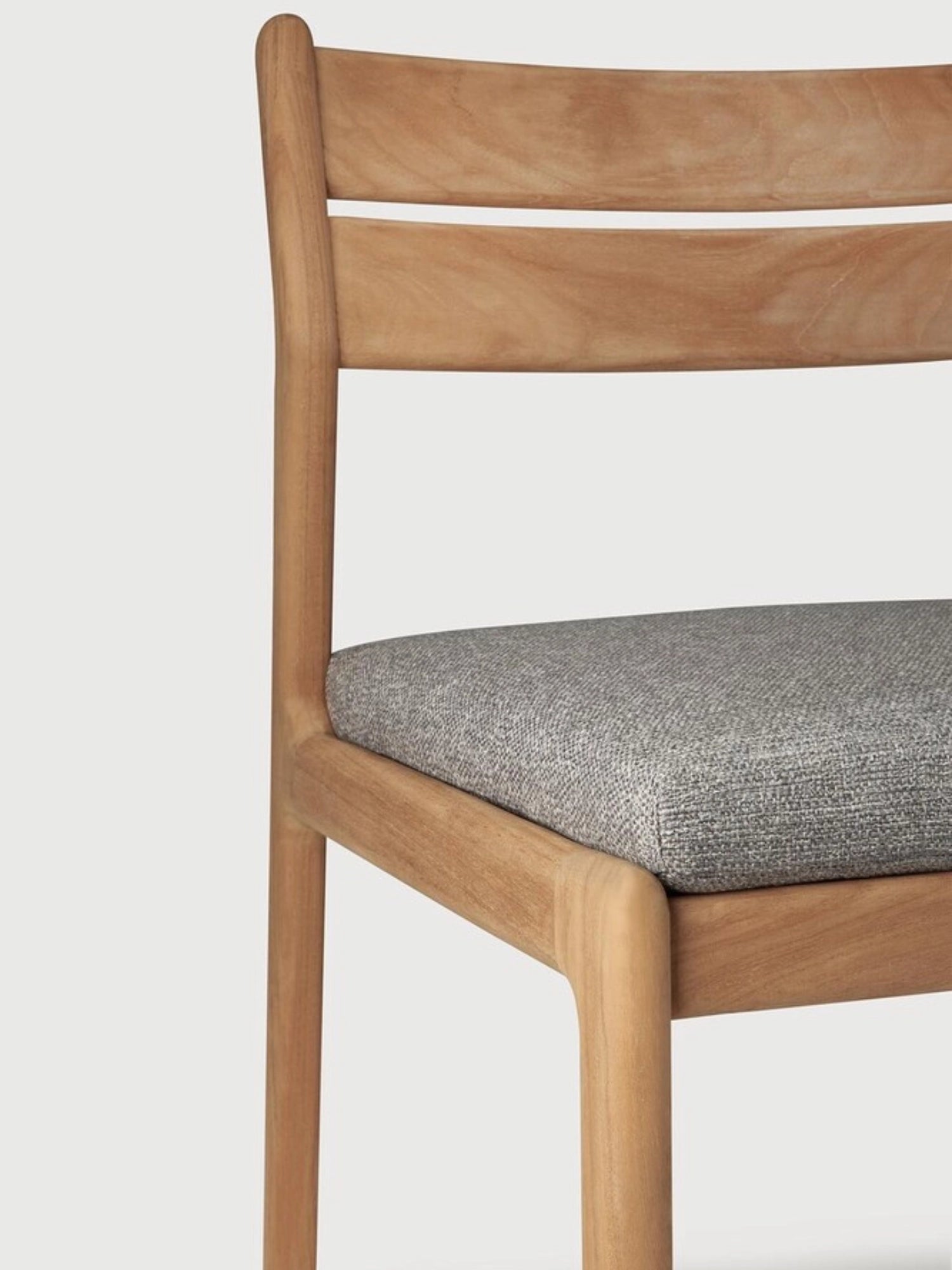 Ethnicraft Jack Outdoor Dining Chair Without Armrest, a modern minimalist dining chair crafted from light natural solid teak wood with a smooth finish and gently curved backrest slats. It features a comfortable grey woven fabric upholstered seat cushion with a subtle texture. Perfect for contemporary outdoor dining areas, patios, and garden spaces.