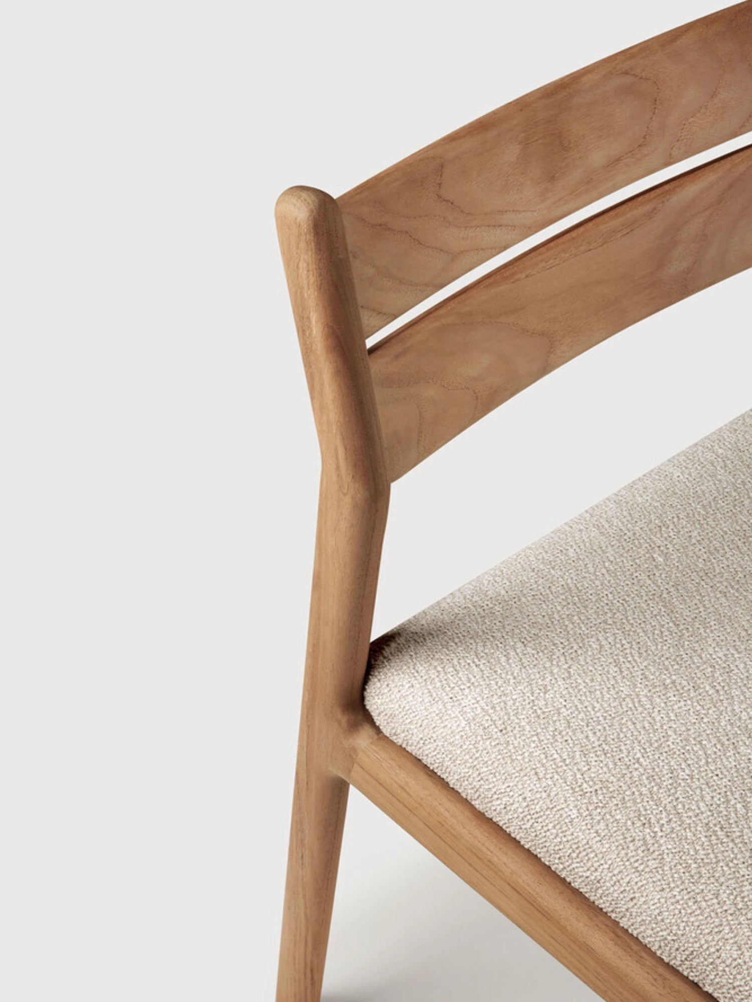 Ethnicraft Jack Outdoor Dining Chair Without Armrest, a modern minimalist dining chair crafted from solid teak wood with a warm natural finish and subtly curved backrest slats. It features a comfortable upholstered seat in a light beige, textured outdoor fabric, offering both durability and style. Perfect for contemporary outdoor dining areas, patios, and Scandinavian-inspired garden spaces.
