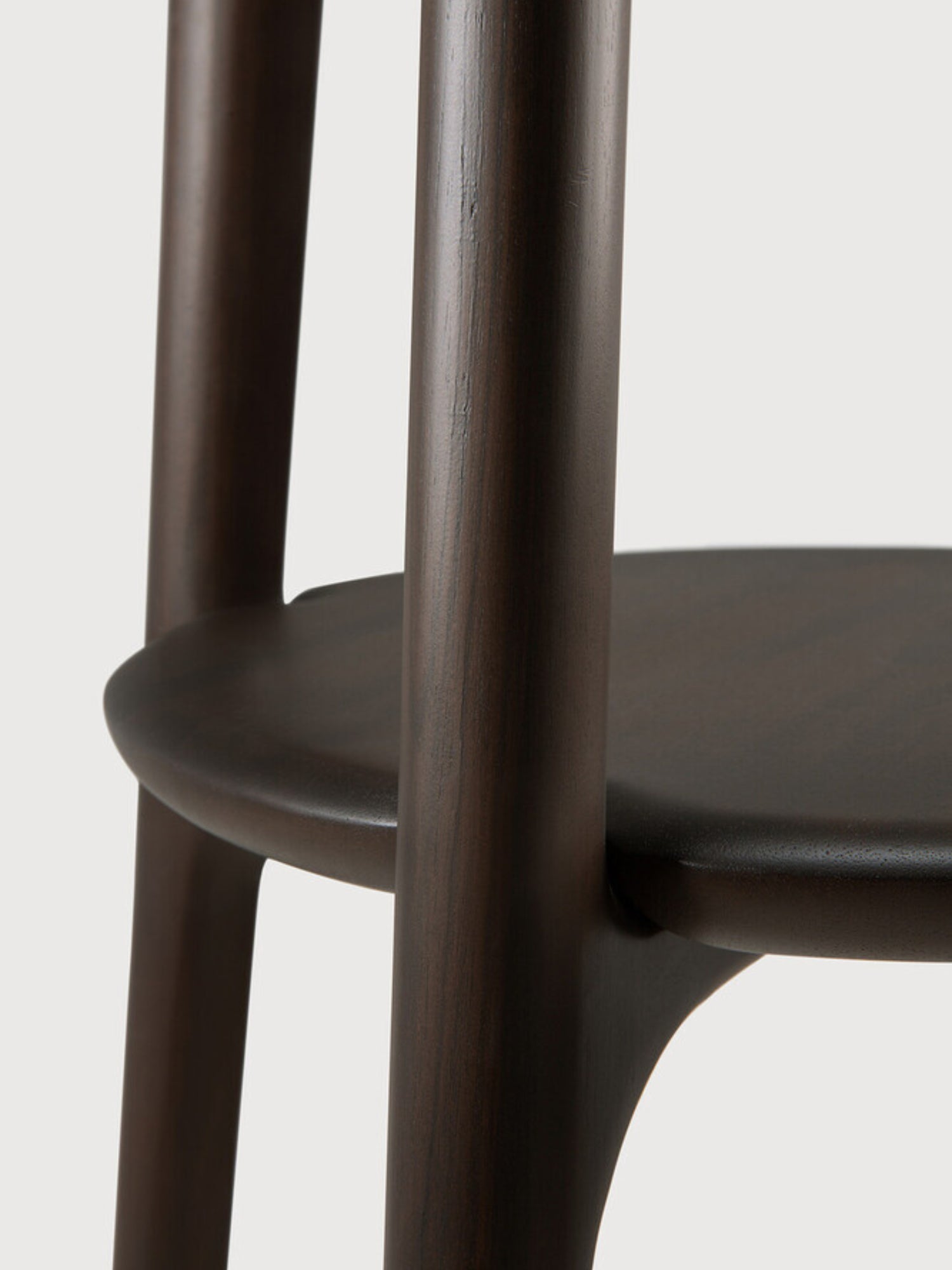 Ethnicraft PI Coat Stand, a modern minimalist coat rack crafted from solid dark wood with a rich dark brown finish, featuring rounded cylindrical posts and a smooth curved shelf. Its organic lines and contemporary design make it ideal for a stylish entryway, minimalist hallway, or organic modern bedroom.
