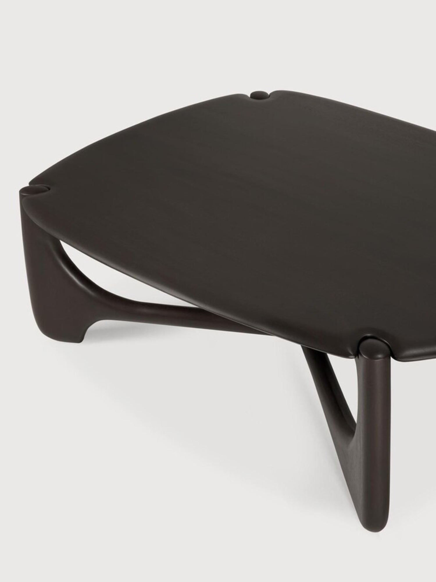 Ethnicraft PI Coffee Table in Mahogany Dark Brown, Pebble shape. Angled view of the table, showcasing its unique, organic pebble-like form, the smooth dark brown mahogany wood, and the elegantly curved legs, providing a modern, sophisticated aesthetic.